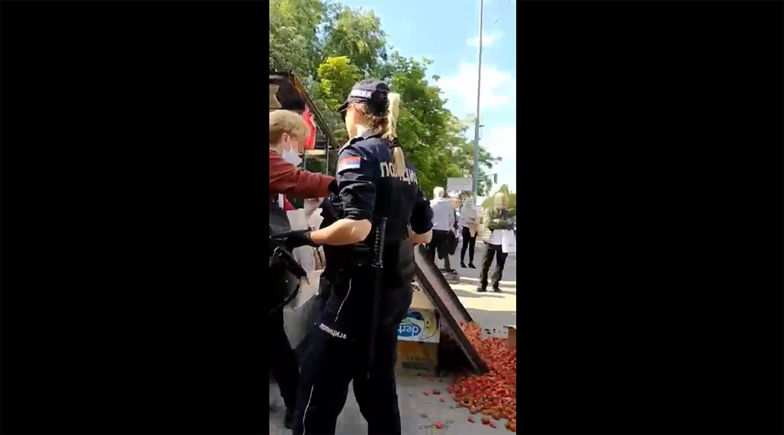 Komunalna policija i jagode