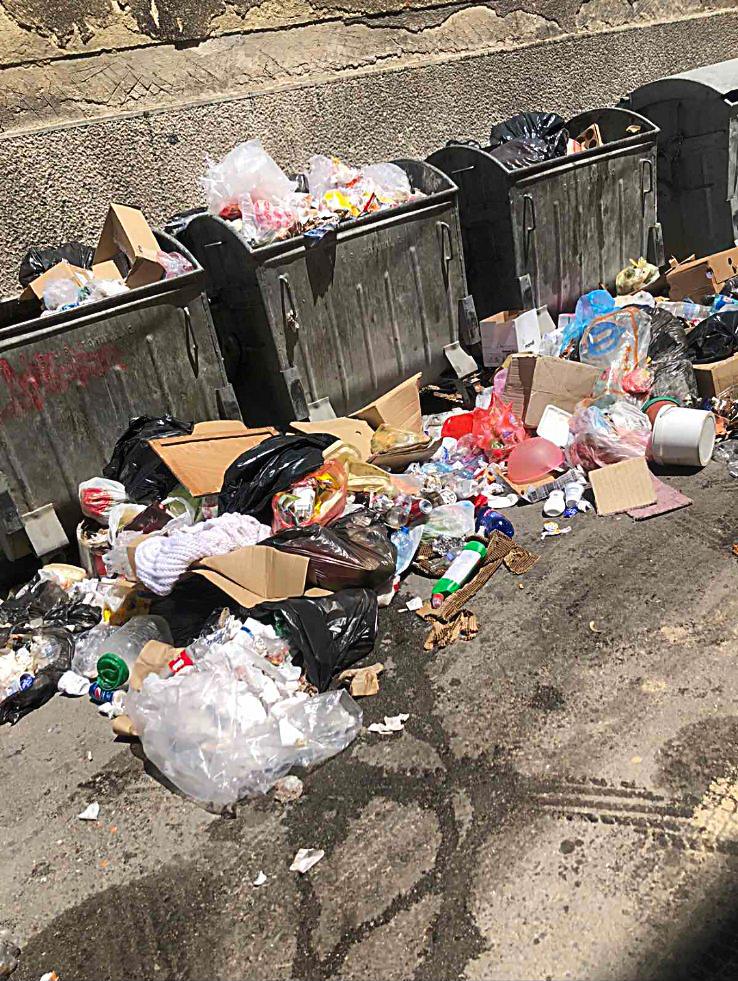 majdanpek  03.08.2020 u Majdanpeku kontejneri puni od petka