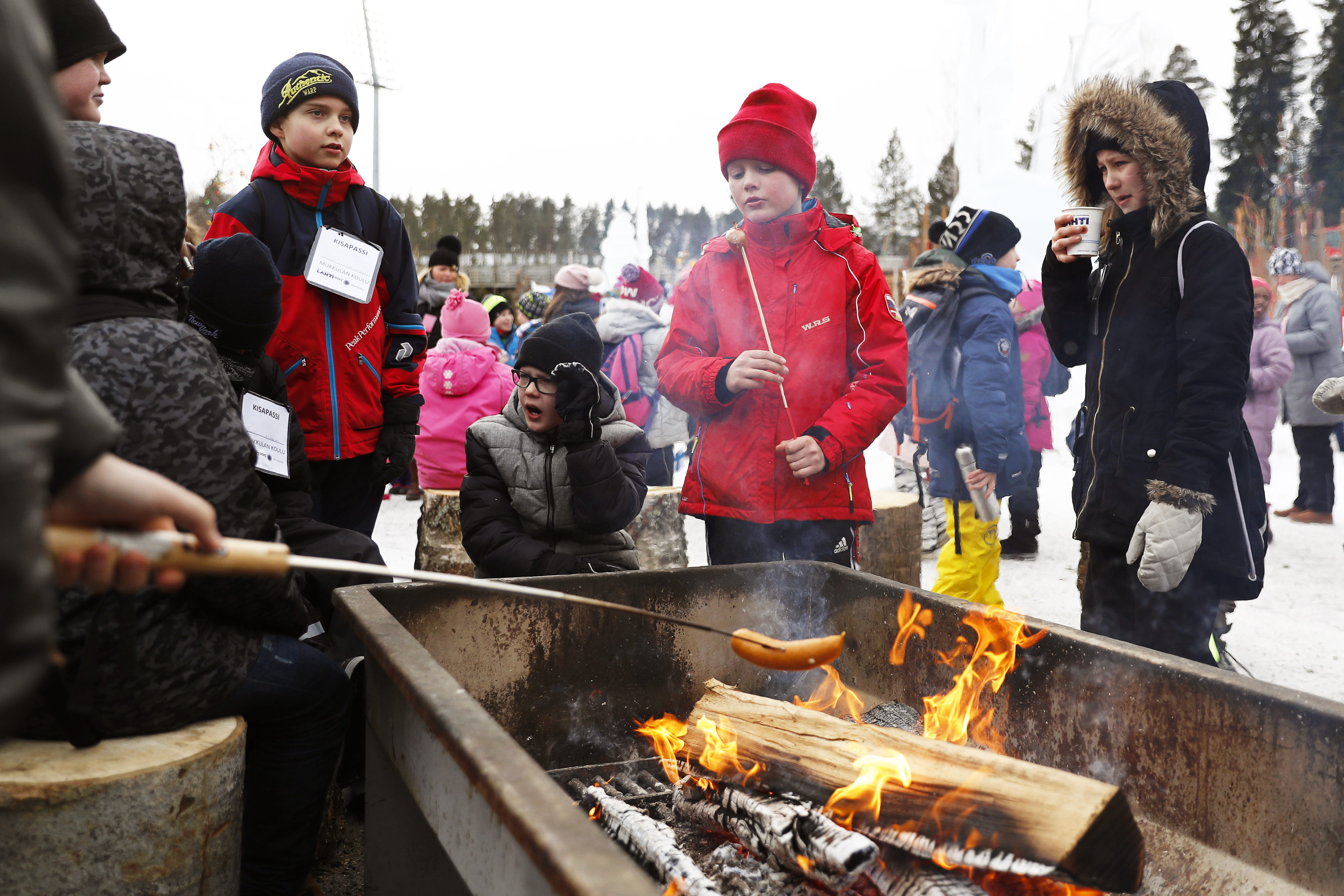 epa05808722 Finnish school children have a barbecue during the FIS Nordic World Ski Championships in Lahti, Finland, 22 February 2017.  EPA/PETER KLAUNZER