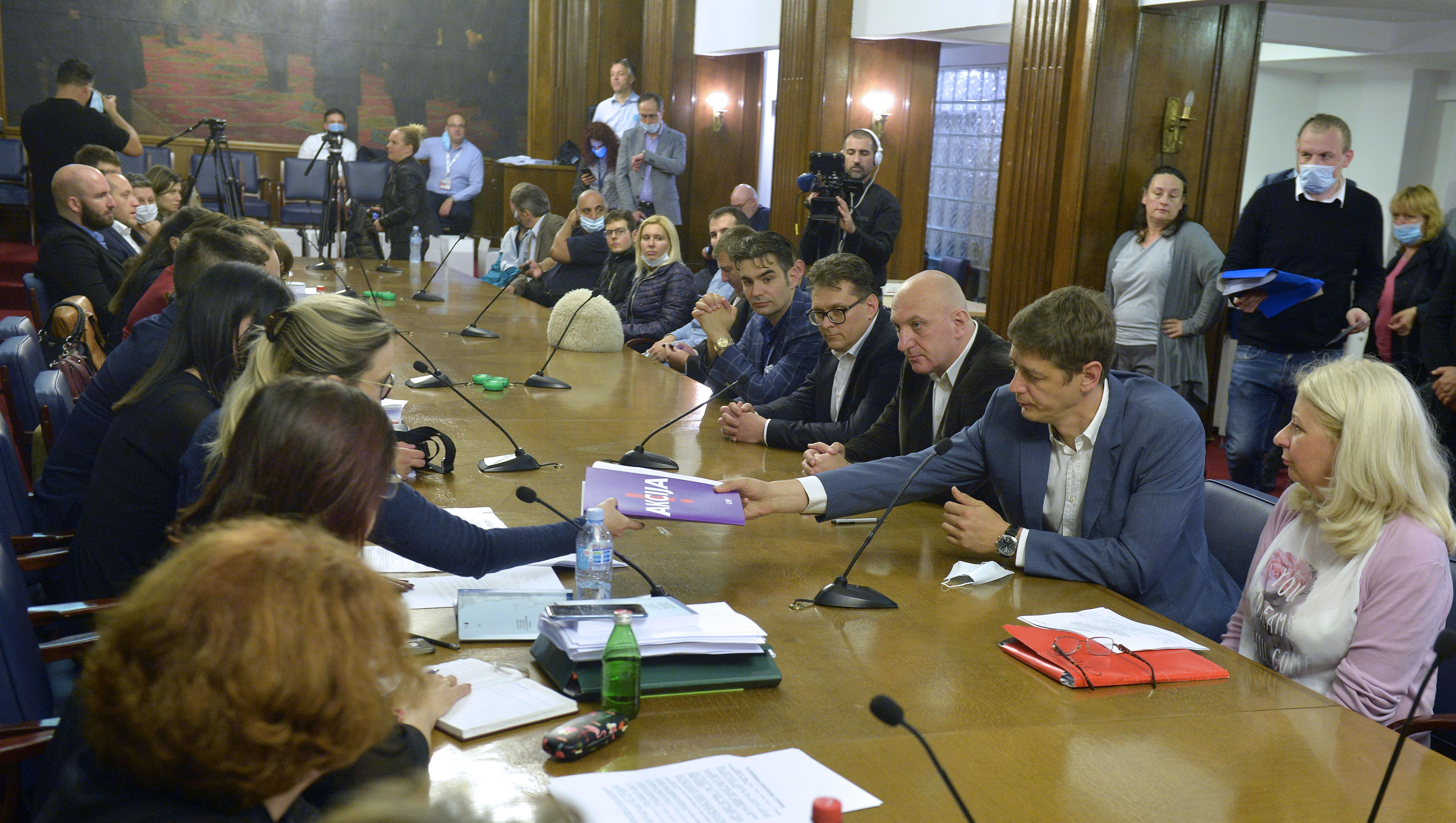 Beograd, 5. juna 2020 - Koalicija za mir - Cedomir Jovanovic predala je veceras izbornu listu Republickoj izbornoj komisiji, dva minuta pre isteka roka, odnosno dva minuta pre ponoci. Listu je predao Igor Zivic. FOTO TANJUG/ RADE PRELIC/bs