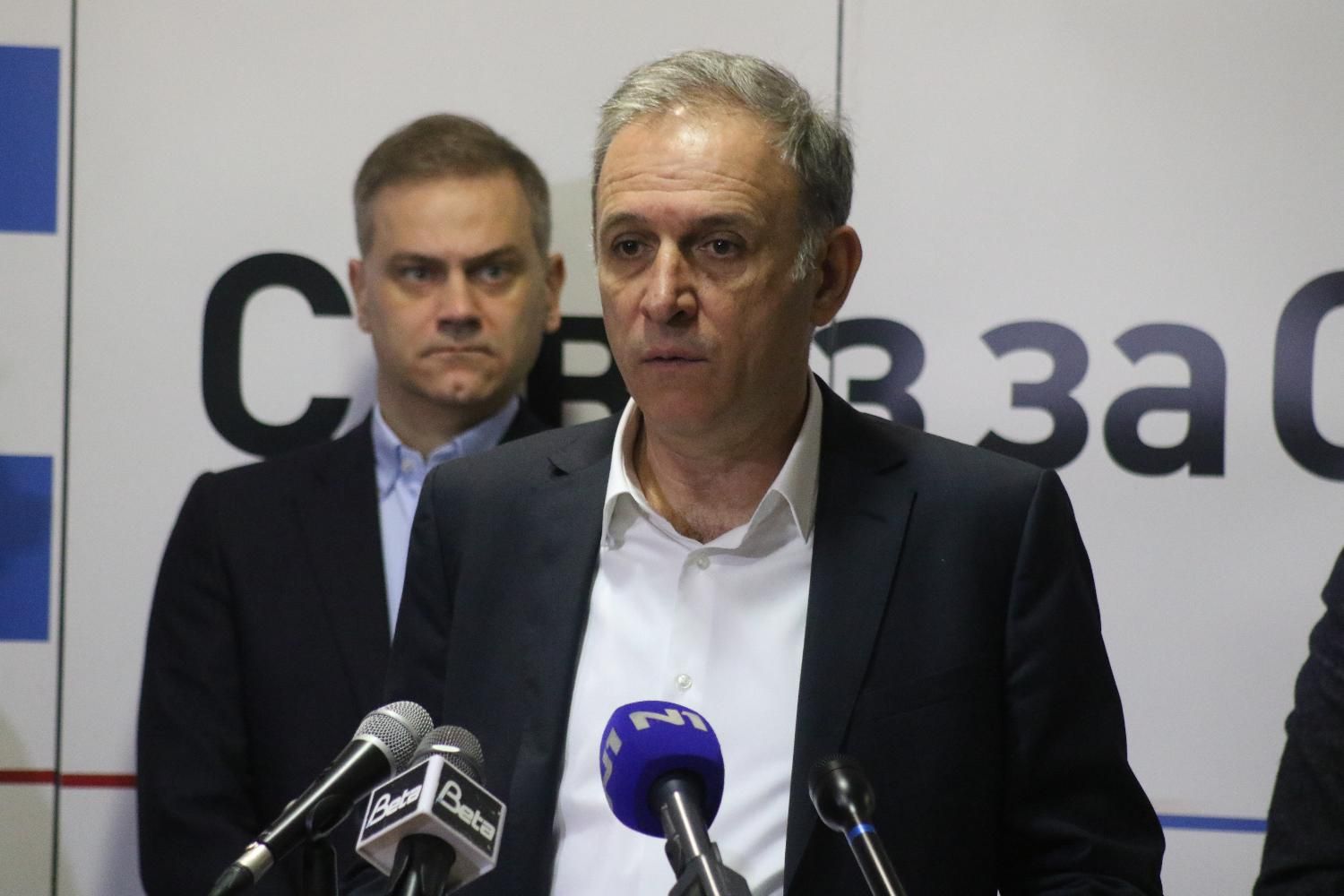 Mesto: Beograd
Datum: 17.03.2020
Dogadjaj: POLITIKA - konferencija za novinare Saveza za Srbiju (SZS)
Licnosti: Zdravko Ponoš, Borko Stefanović