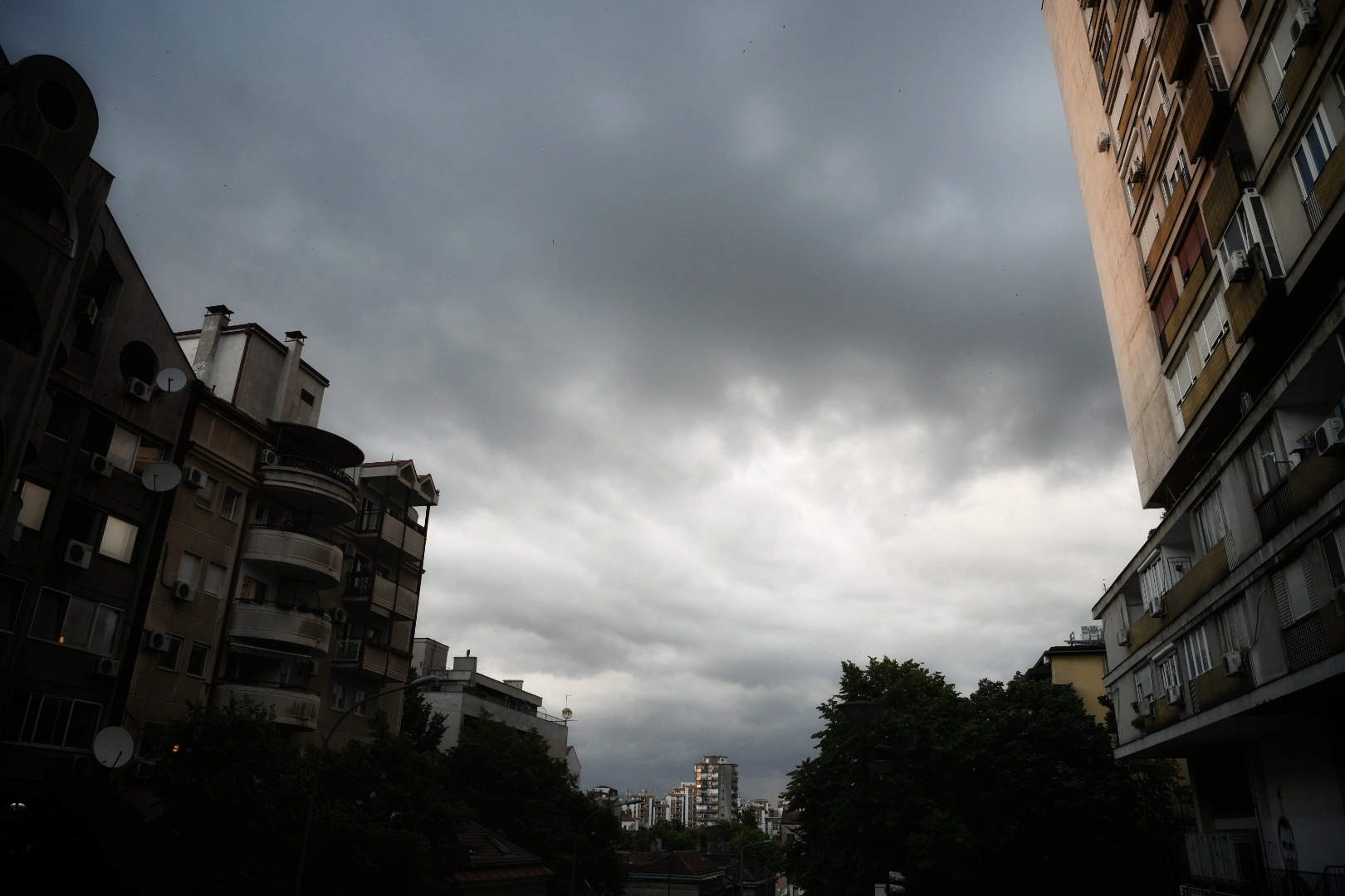 Beograd 03.07.2020. Pred kišu, oblai, oblačno vreme, tamno nebo, crno nebo, Dorćol Foto: Vesna Lalić/Nova.rs