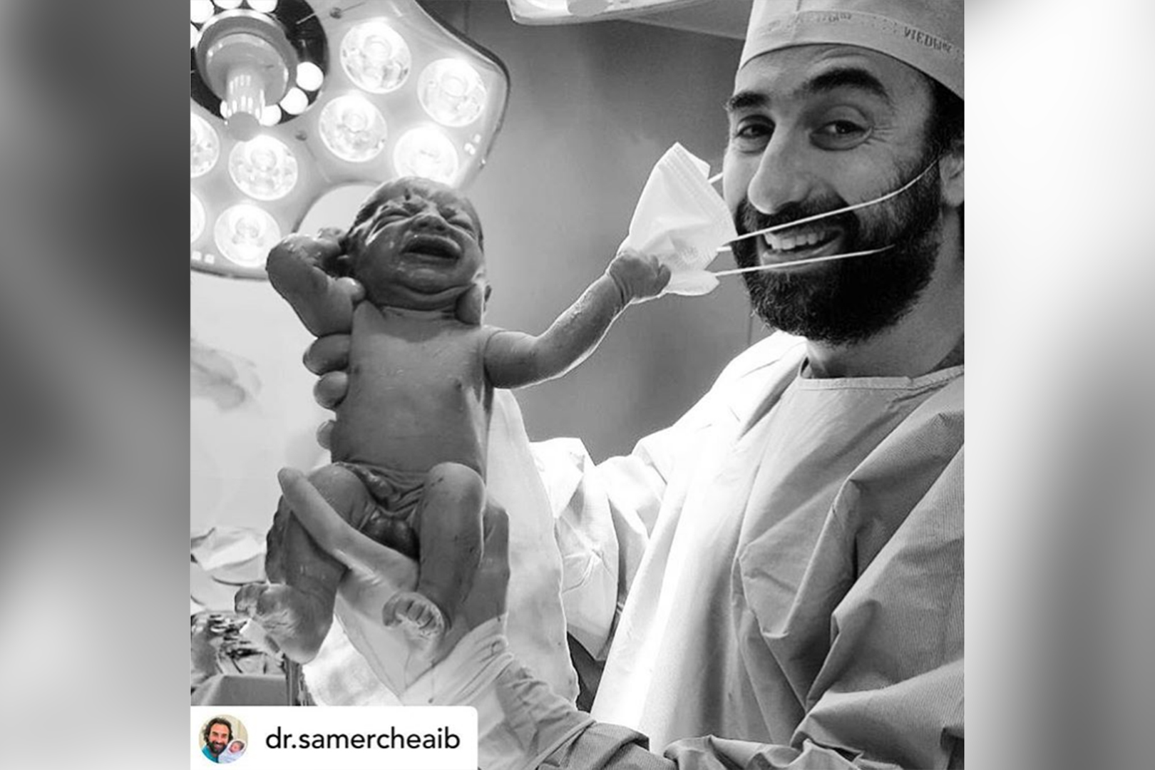 Doktor i beba koja doktoru skida masku