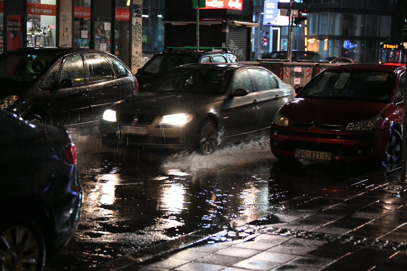 Beograd 07. avgust 2020. Jaka kisa pracena grmljavinom i po kojom munjom veceras nije zaobisla prestonicu Foto:Vesna Lalić/Nova.rs