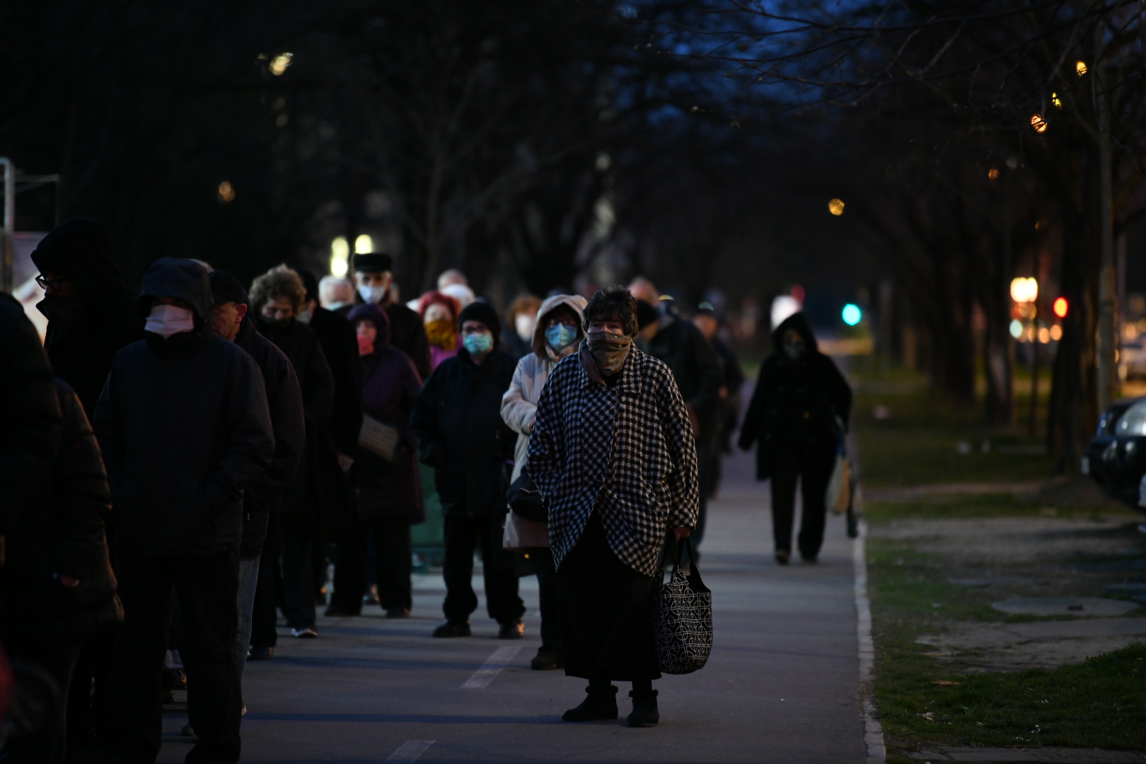 Beograd, 22.03.2020. Penzioneri, kupovina, nedelja, guzva, red, prodavnica, korona, koronavirus,