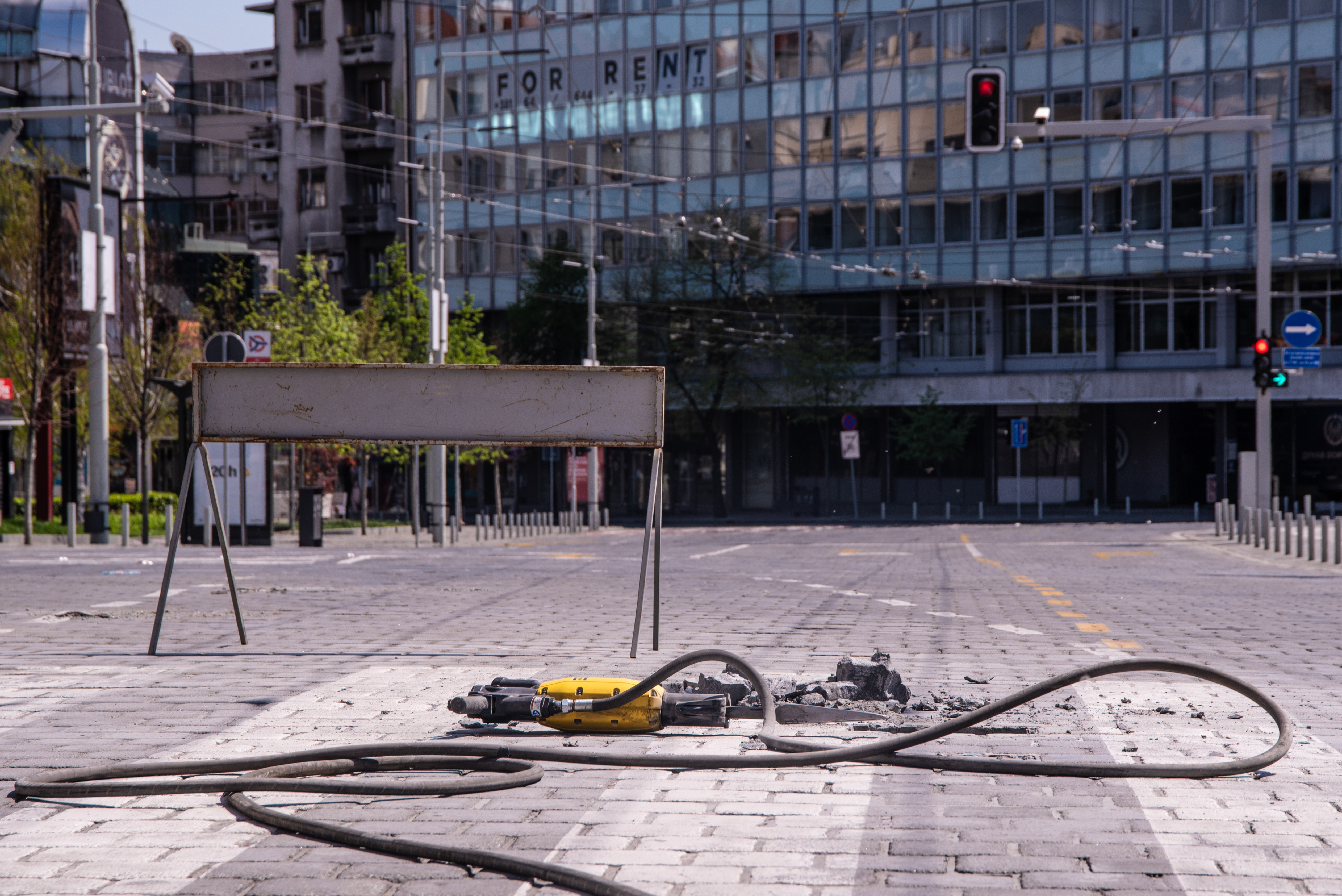 Beograd 18.04.2020. Radovi na sanaciji kocki na Trgu Republike tokom policijskog časa, zabrana kretanja, Trg Republike, sanacija, kocke Foto:Dragan Mujan/Nova.rs