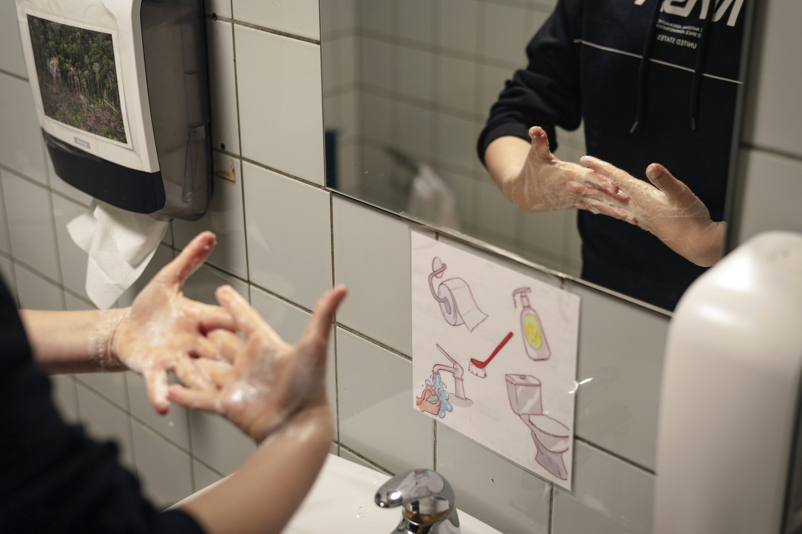 Pranje ruku epa08364691 A student washes hands at the Korshoejskolen in Randers, Denmark, 15 April 2020. The schools reopened for children from 0-5. class after the closure due to the coronavirus and COVID-19 shut down.  EPA-EFE/Bo Amstrup  DENMARK OUT