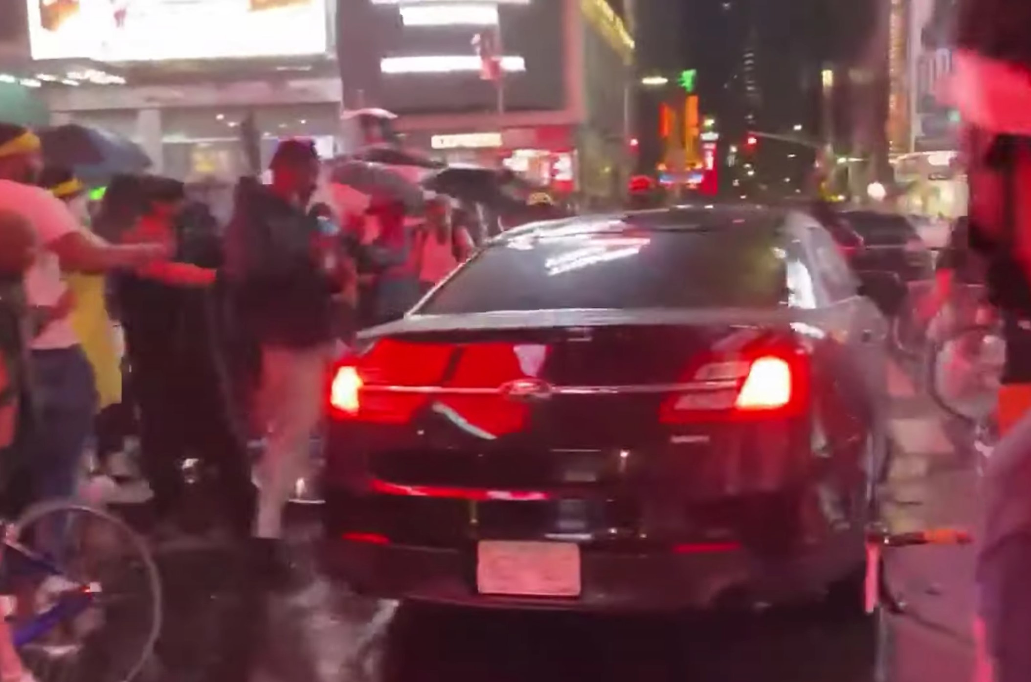 Njujork, Black lives matter, auto, biciklisti Foto: Printscreen/YouTube/Inty