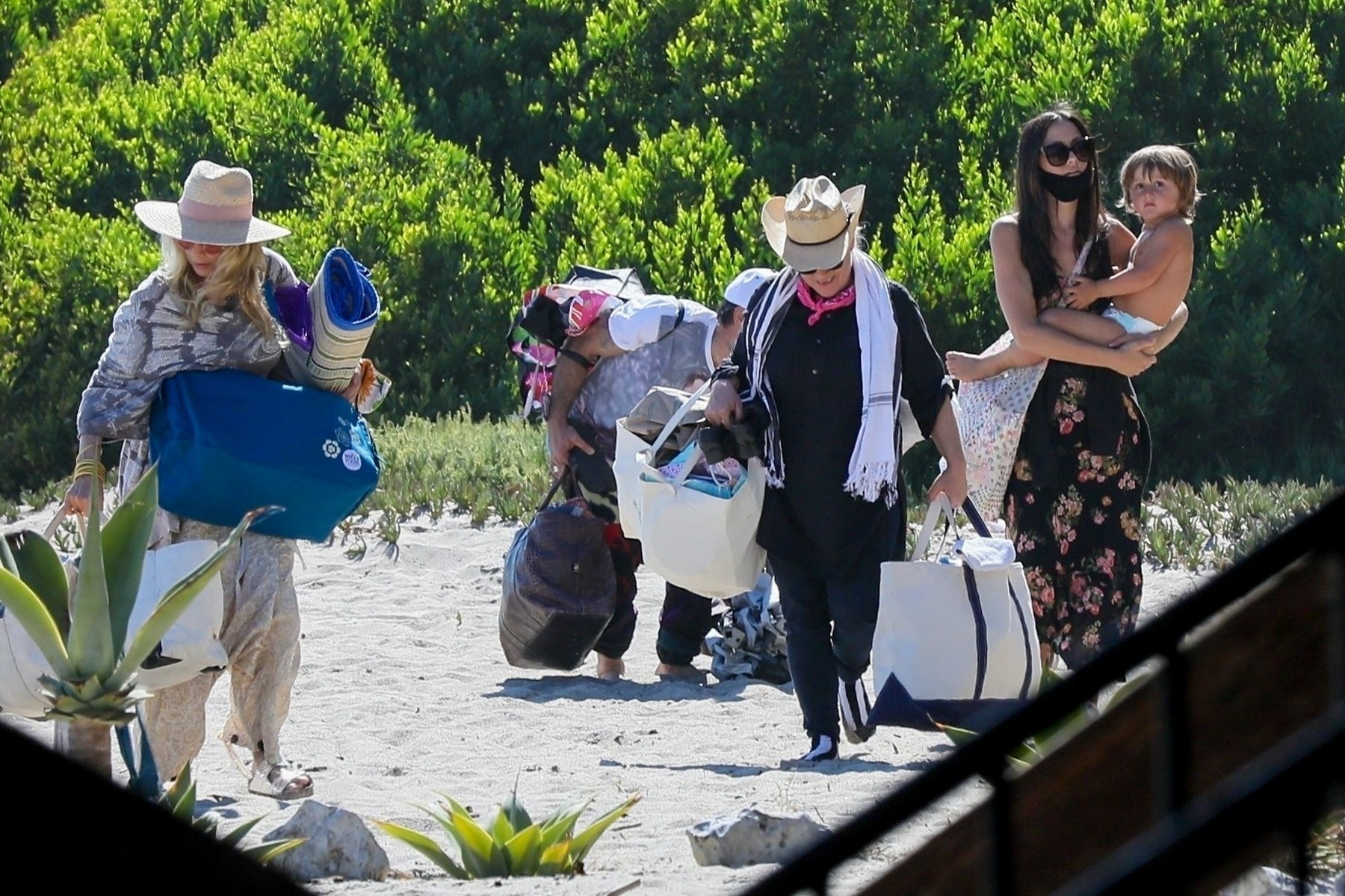 *EXCLUSIVE* David Arquette has a family day at the beach with his kids and sisters Patricia and Rosanna Arquette