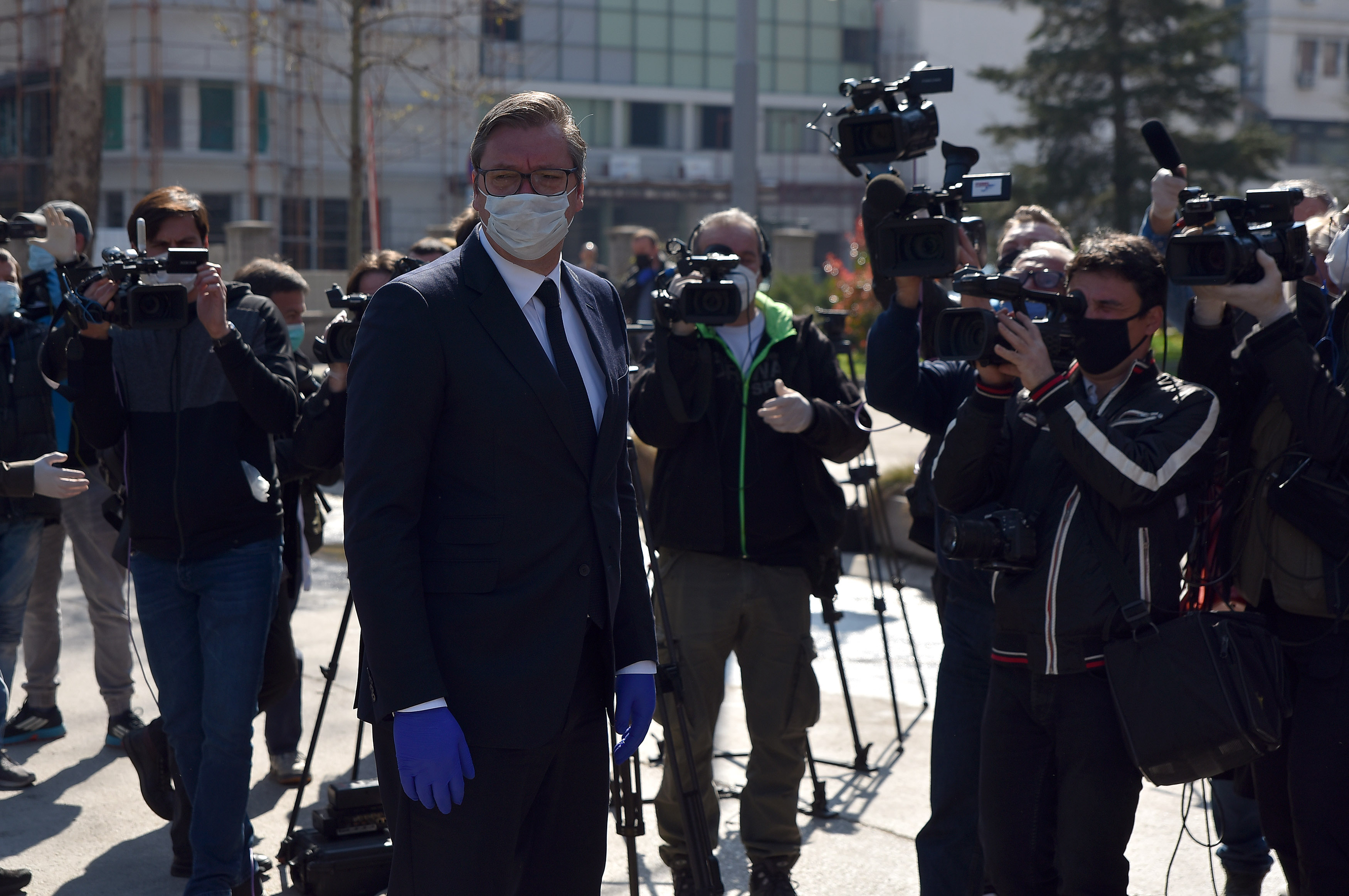 Nis, 10. aprila 2020 - Predsednik Aleksandar Vucic stigao je danas pre podne u Nis, gde je dopremeljena medicinska oprema za taj grad, kao pomoc u borbi protiv virusa korona za ceo jug Srbije. FOTO TANJUG/ DIMITRIJE NIKOLIC/ bs