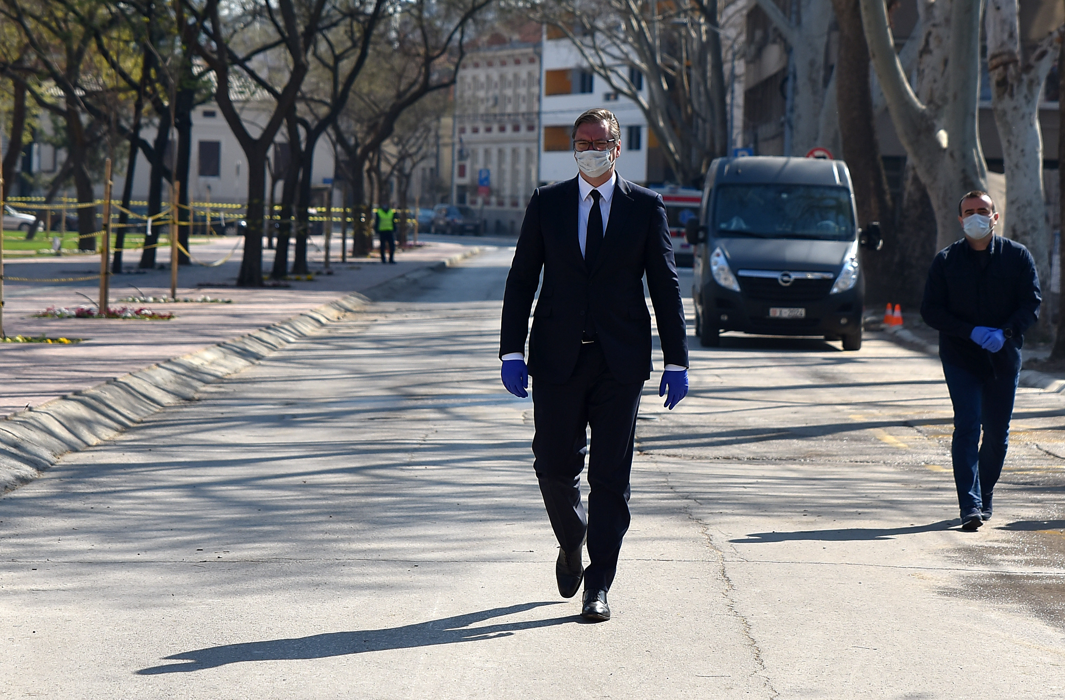 Nis, 10. aprila 2020 - Predsednik Aleksandar Vucic stigao je danas pre podne u Nis, gde je dopremeljena medicinska oprema za taj grad, kao pomoc u borbi protiv virusa korona za ceo jug Srbije. FOTO TANJUG/ DIMITRIJE NIKOLIC/ bs