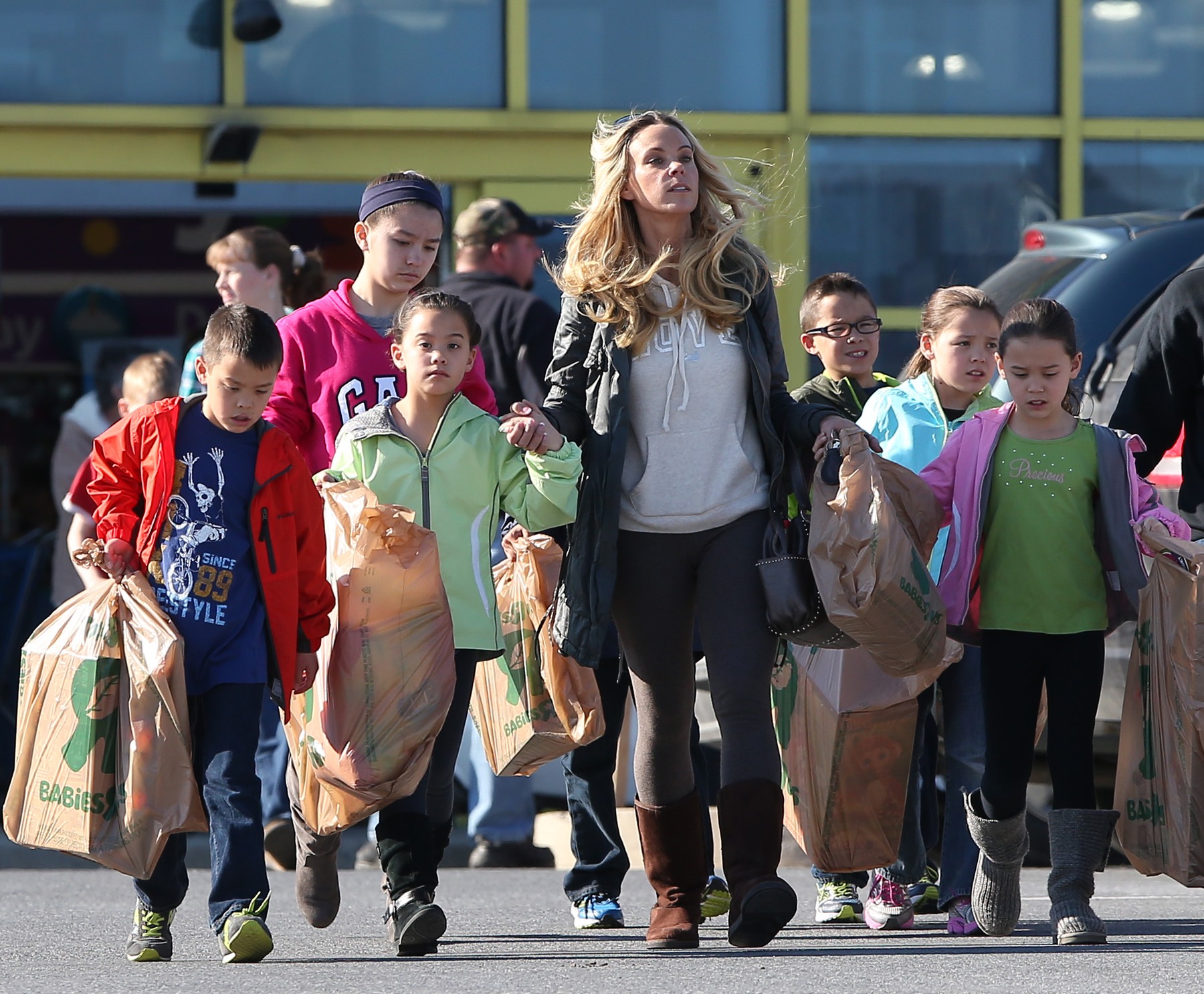 Exclusive - Kate Gosselin &amp; Kids Visit Toys R Us