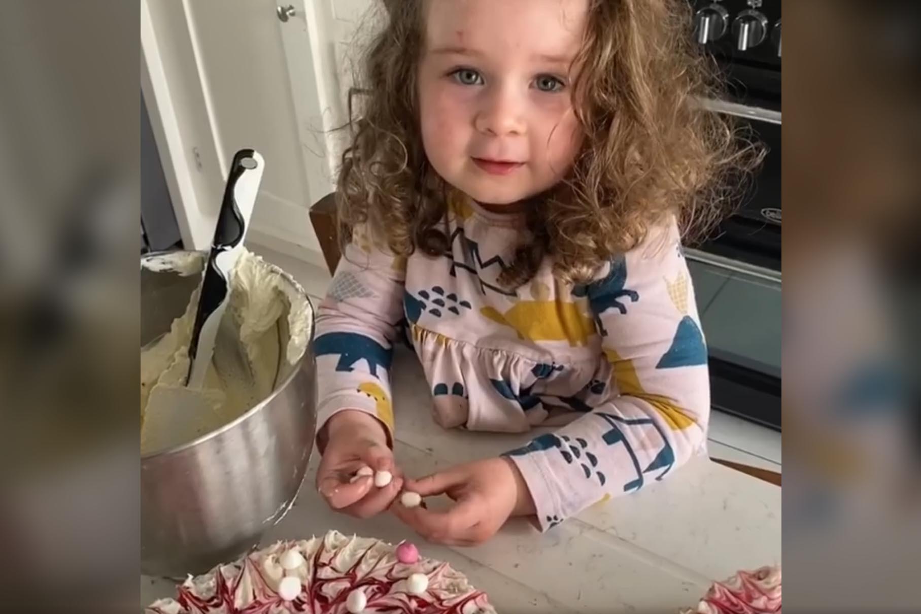 Nora Ralf, Irska, dete, kuvanje, mala kuvarica Foto: Printscreen/Facebook/Nora_on_food