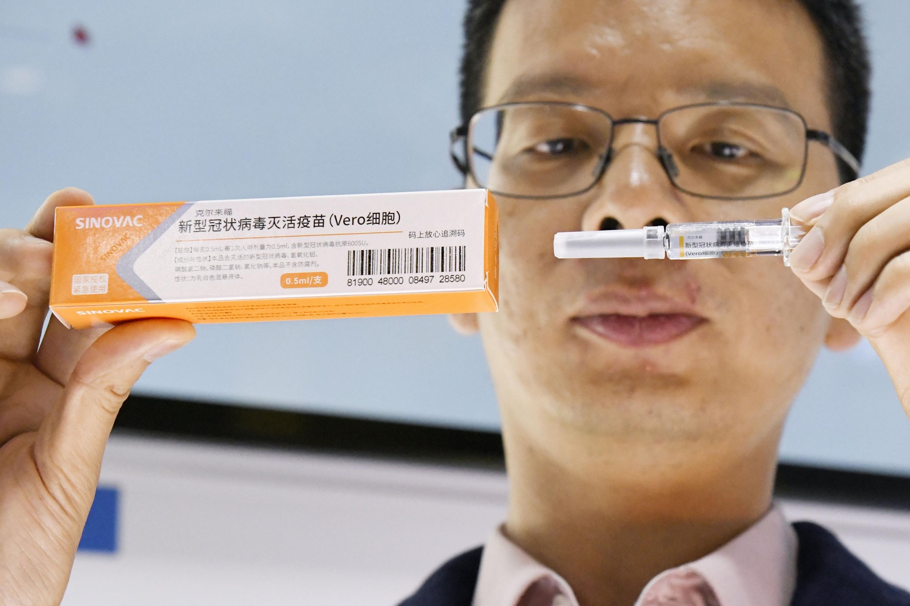 China's Sinovac Biotech Ltd. shows a COVID-19 vaccine candidate in Beijing on Sept. 4, 2020. (Kyodo)
==Kyodo,Image: 556221748, License: Rights-managed, Restrictions: , Model Release: no, Credit line: Kyodo/Newscom / Newscom / Profimedia