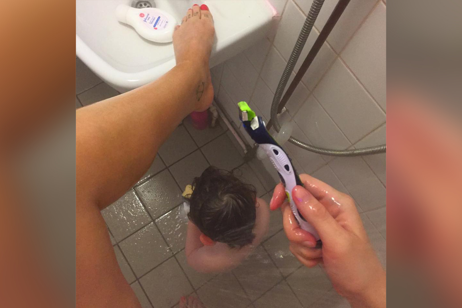 Noga za Nensi, mlada mama