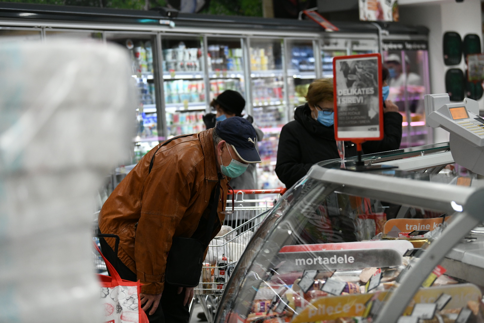 Beograd, 22.03.2020. Penzioneri, kupovina, nedelja, guzva, red, prodavnica, korona, koronavirus,