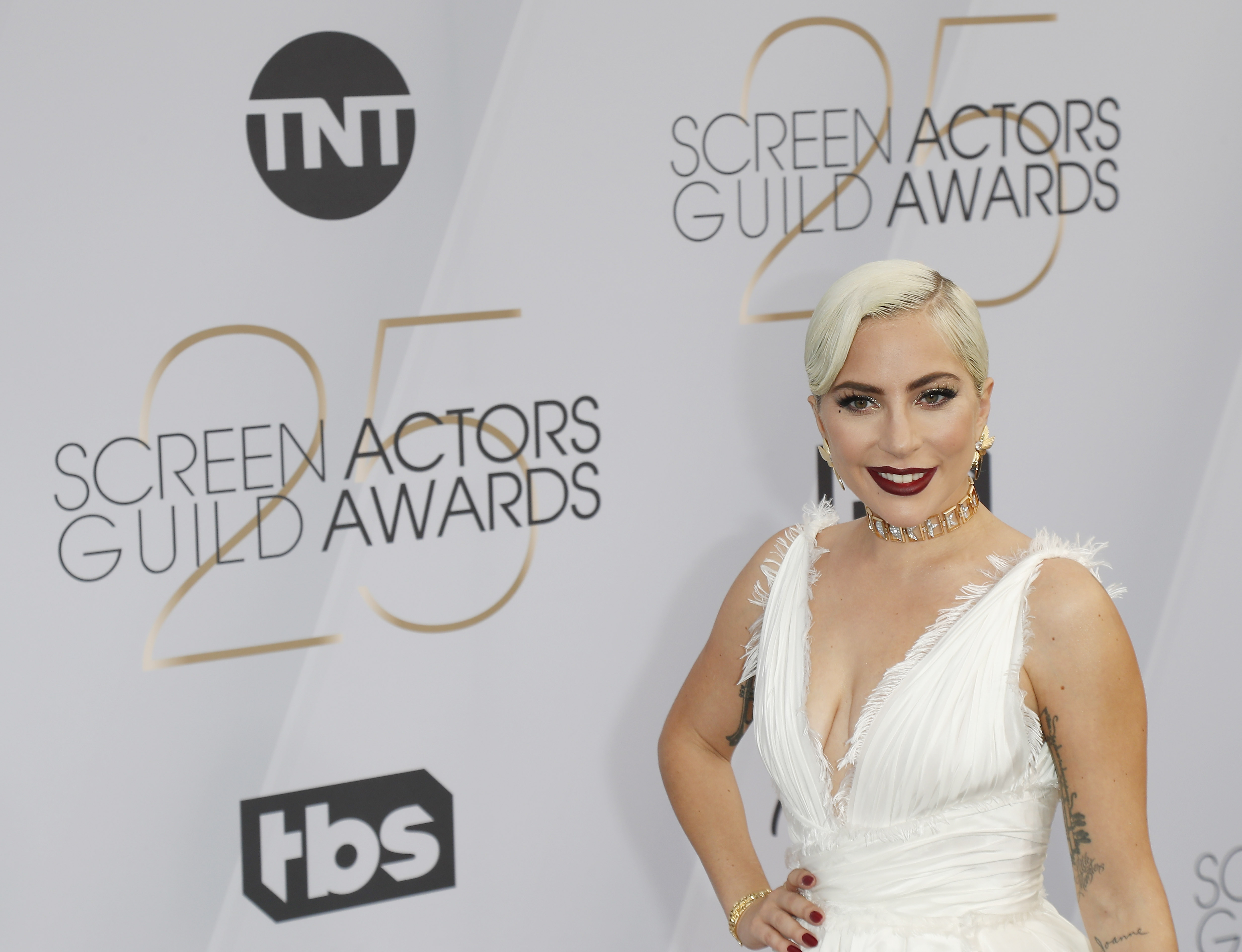 Lejdi Gaga epa07326655 Lady Gaga arrives for the 25th annual Screen Actors Guild Awards ceremony at the Shrine Auditorium in Los Angeles, California, USA, 27 January 2019.  EPA-EFE/NINA PROMMER