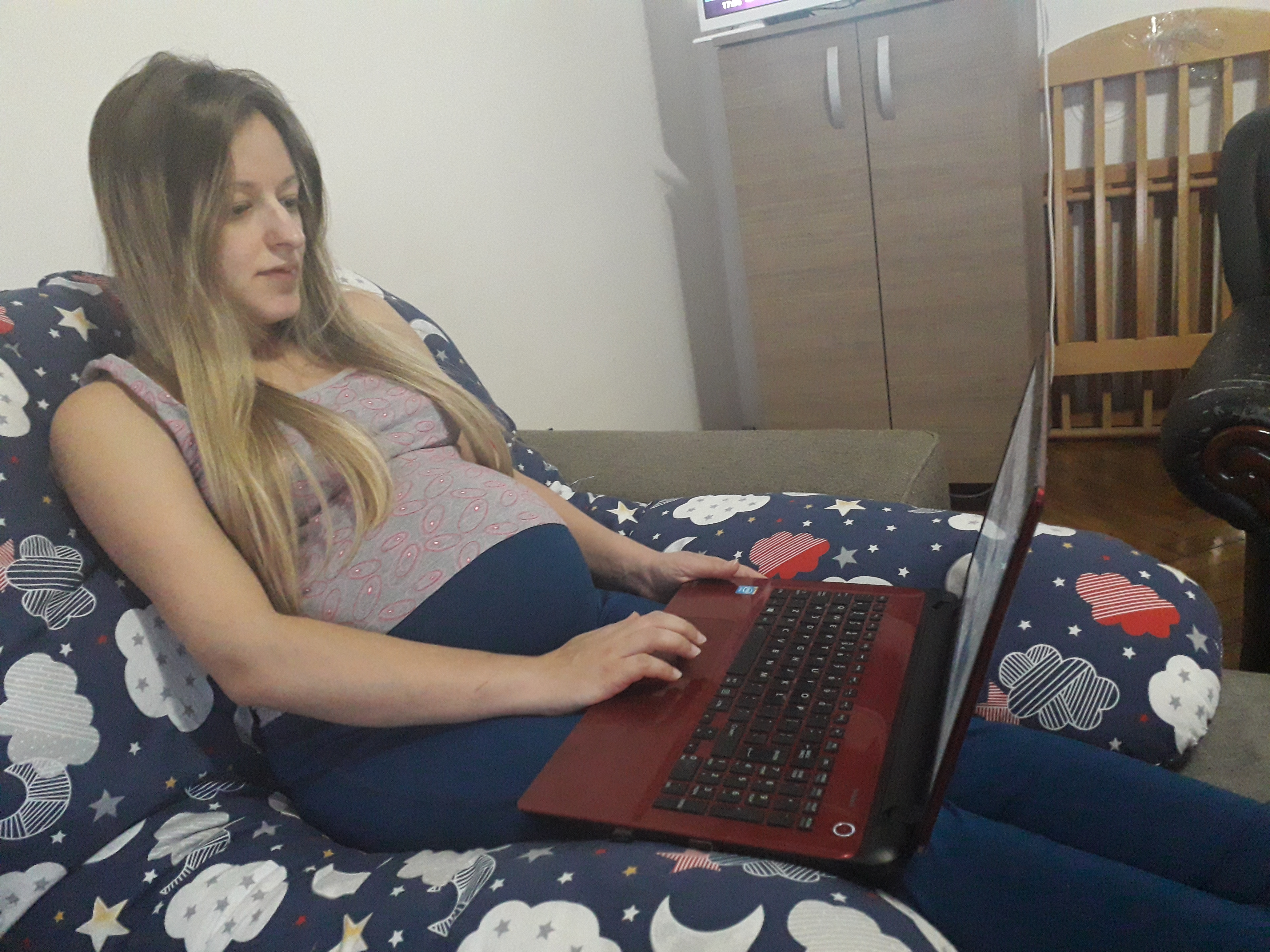 Miljana u potrazi za informacijama; Foto: Privatna arhiva