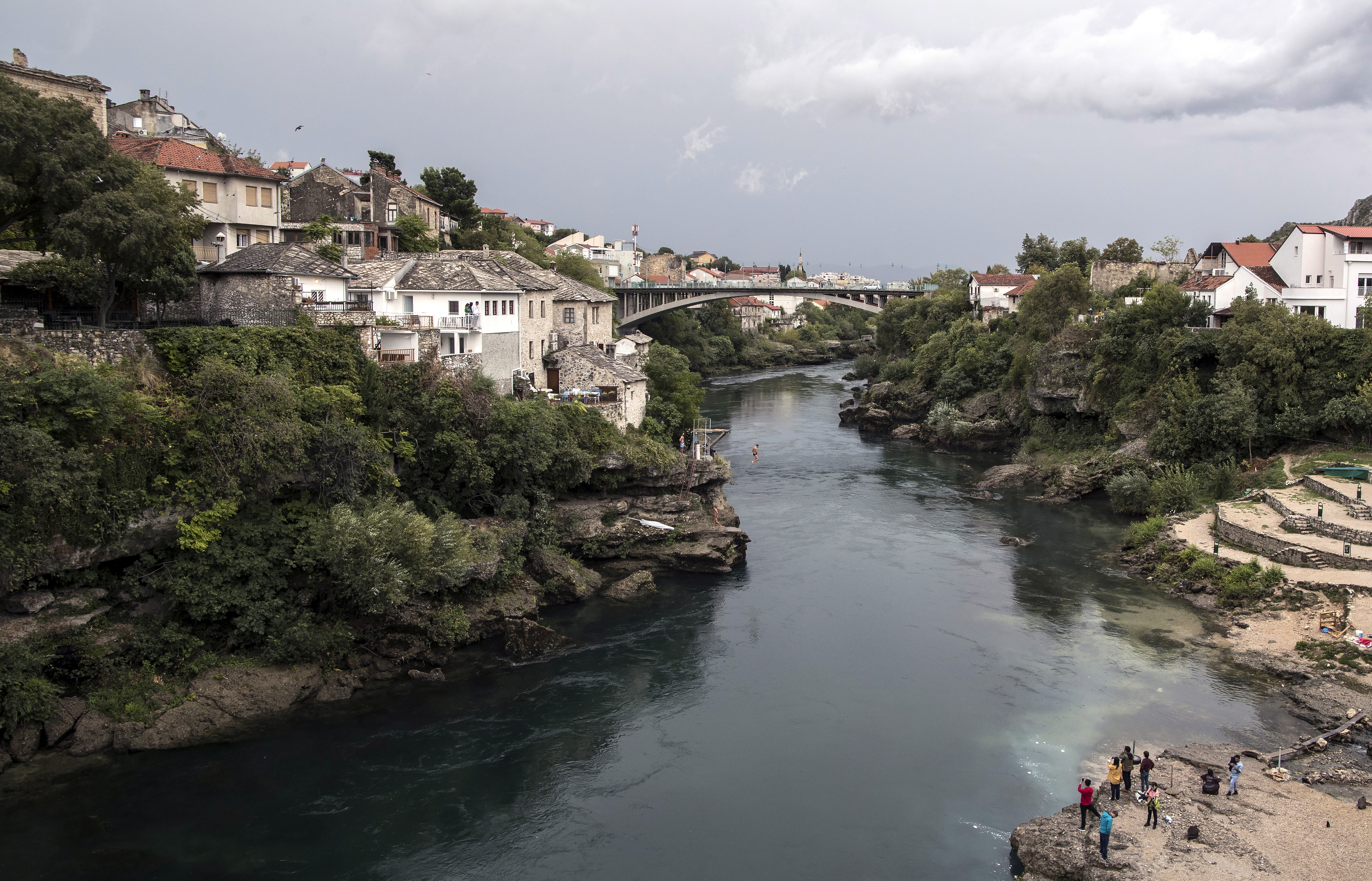 epa07893827 A man jumps into the Neretva river in Mostar, Bosnia and Herzegovina, 03 October 2019.  EPA-EFE/ERDEM SAHIN