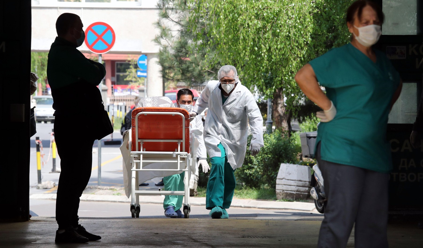 Belgrade, Serbia. 24th Apr 2020. At the main Emergency Center in Belgrade, medical personnel transport the body of person deceased from the effects of COVID-19 disease caused by the SARS-CoV-2 in Belgrade, Serbia, 24 April 2020. Credit: Koca Sulejmanovic/
