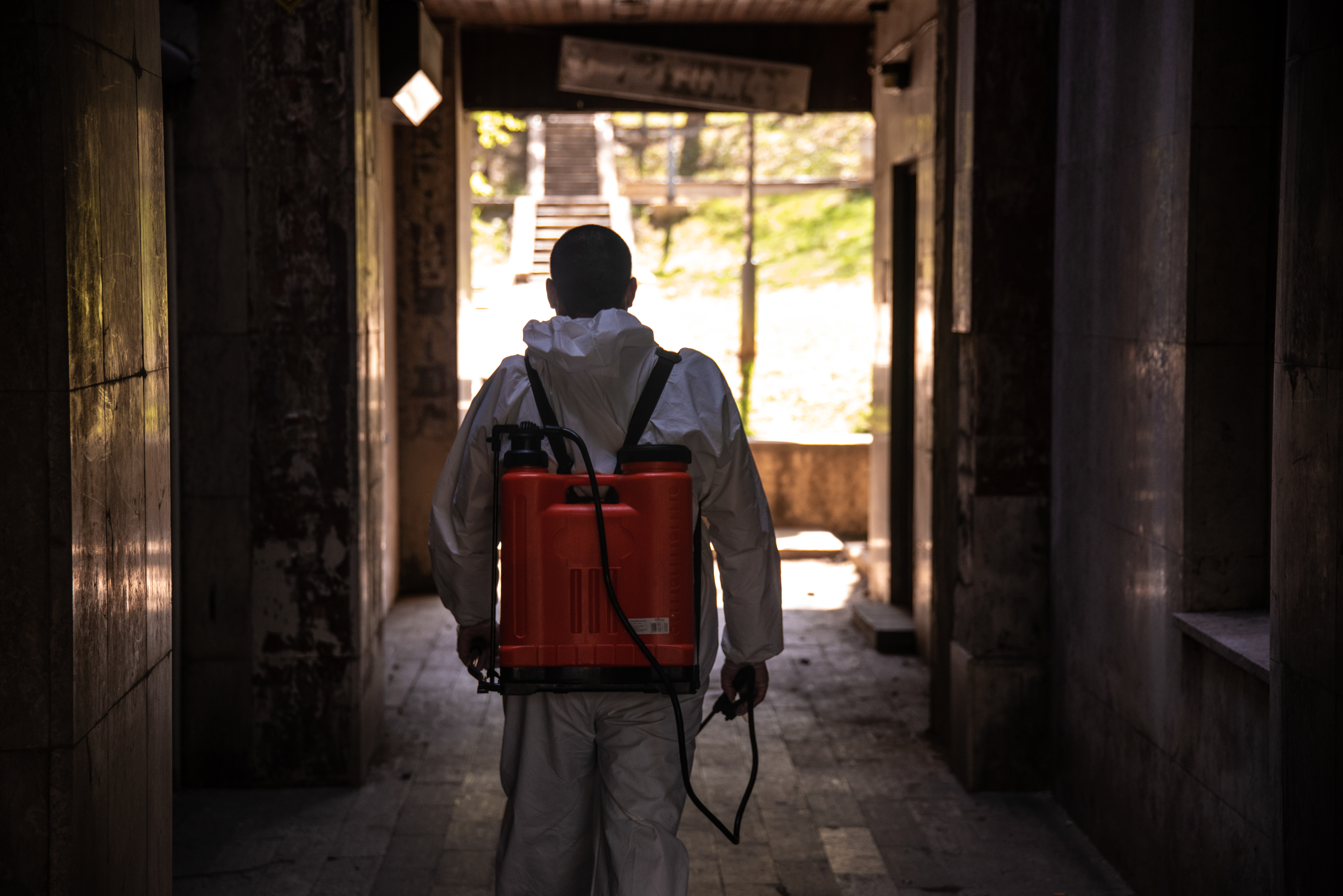 Dezinfekcija grada, grad, ulica, korona, koronavirus, prskanje, prskalica, Foto: Dragan Mujan/Nova.rs