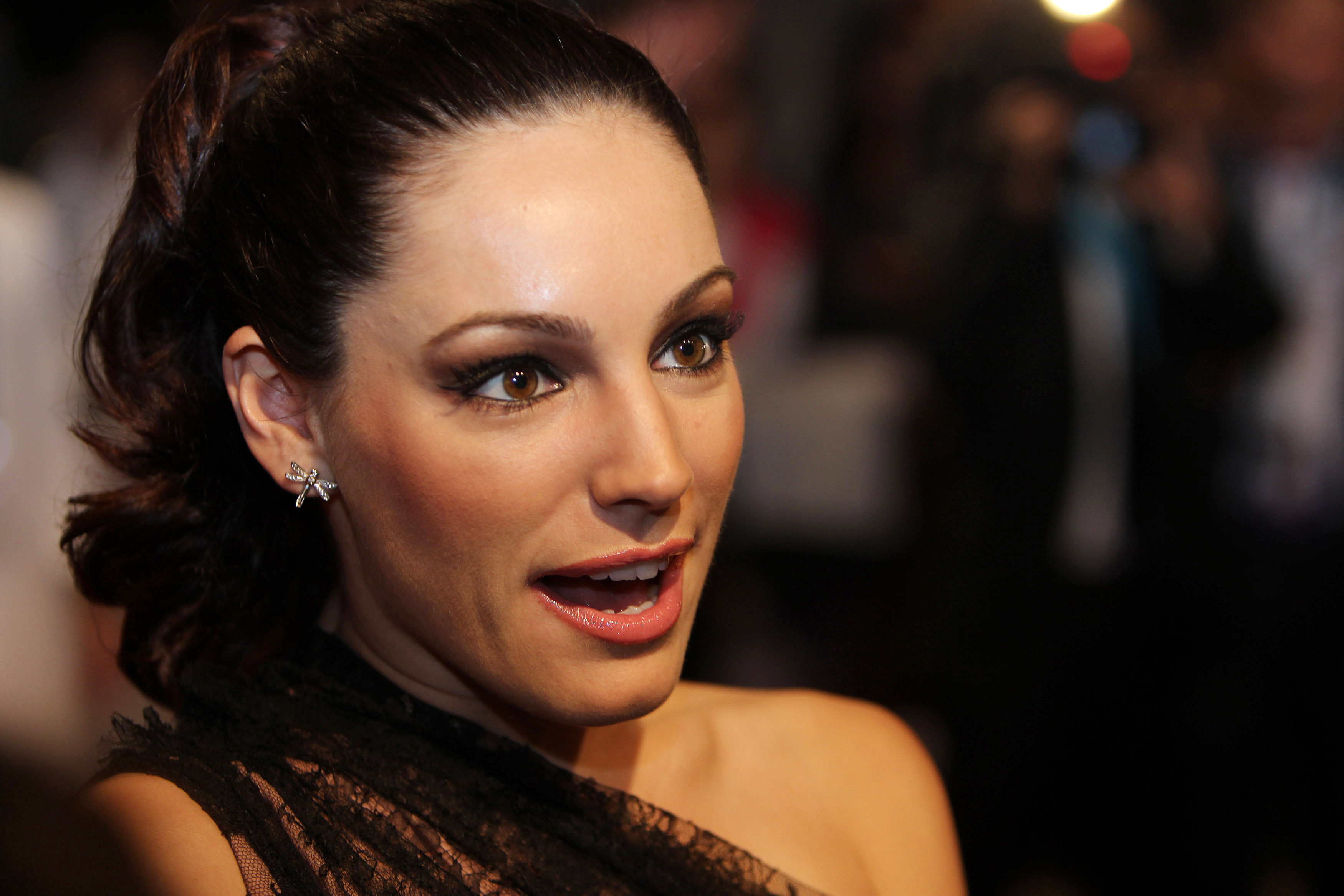 Keli Bruk epa02498360 British actress and model Kelly Brook poses on arrival at the 7th Dubai International Film Festival 2010 (DIFF) in Dubai, United Arab Emirates, 16 December 2010. DIFF runs from 12 until 19 December 2010.  EPA/ALI HAIDER