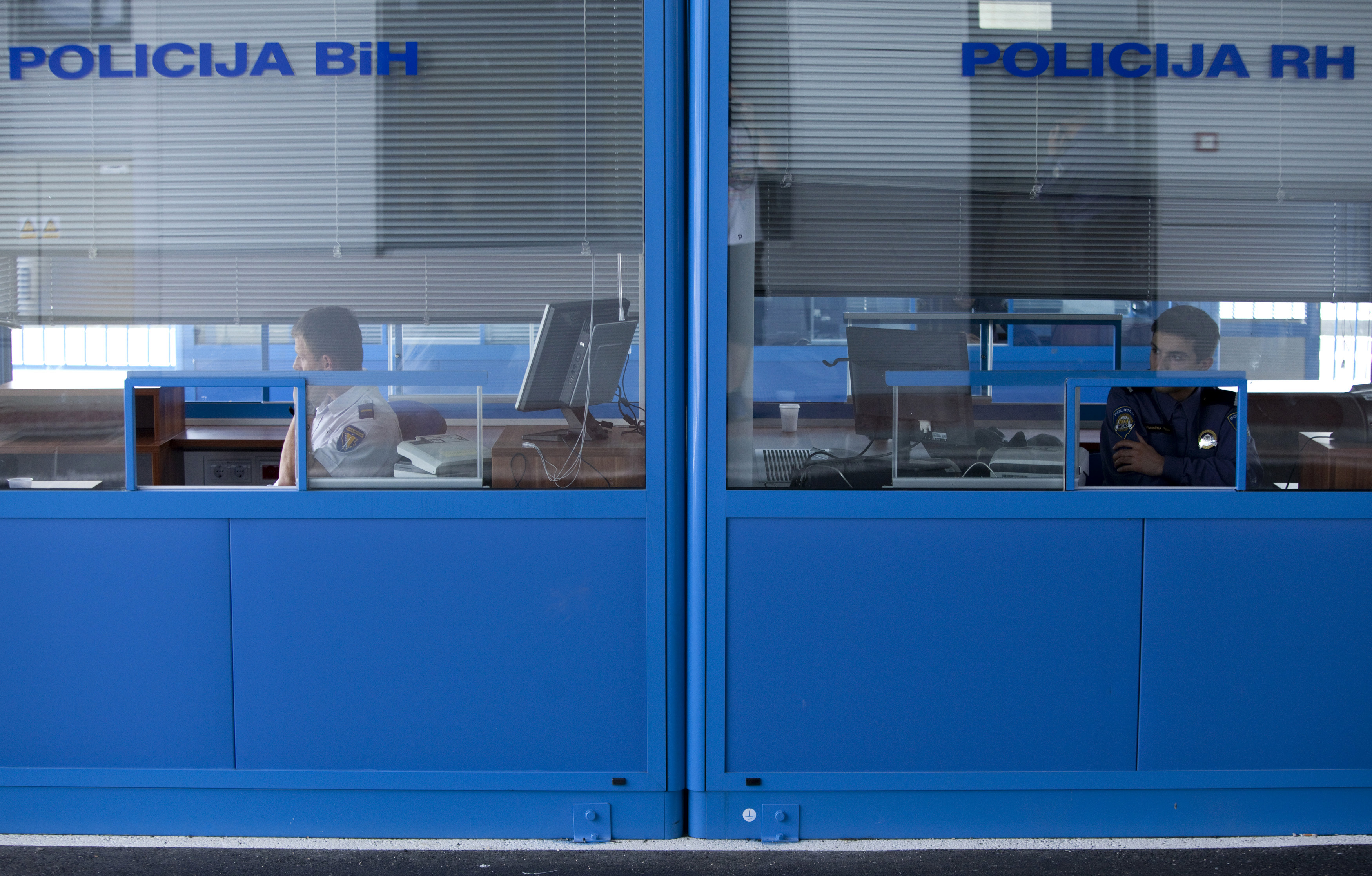Bosna granica A Bosnian border police officer and a Croatian border police officer are seen at the new border crossing with Bosnia and Herzegovina in Neum