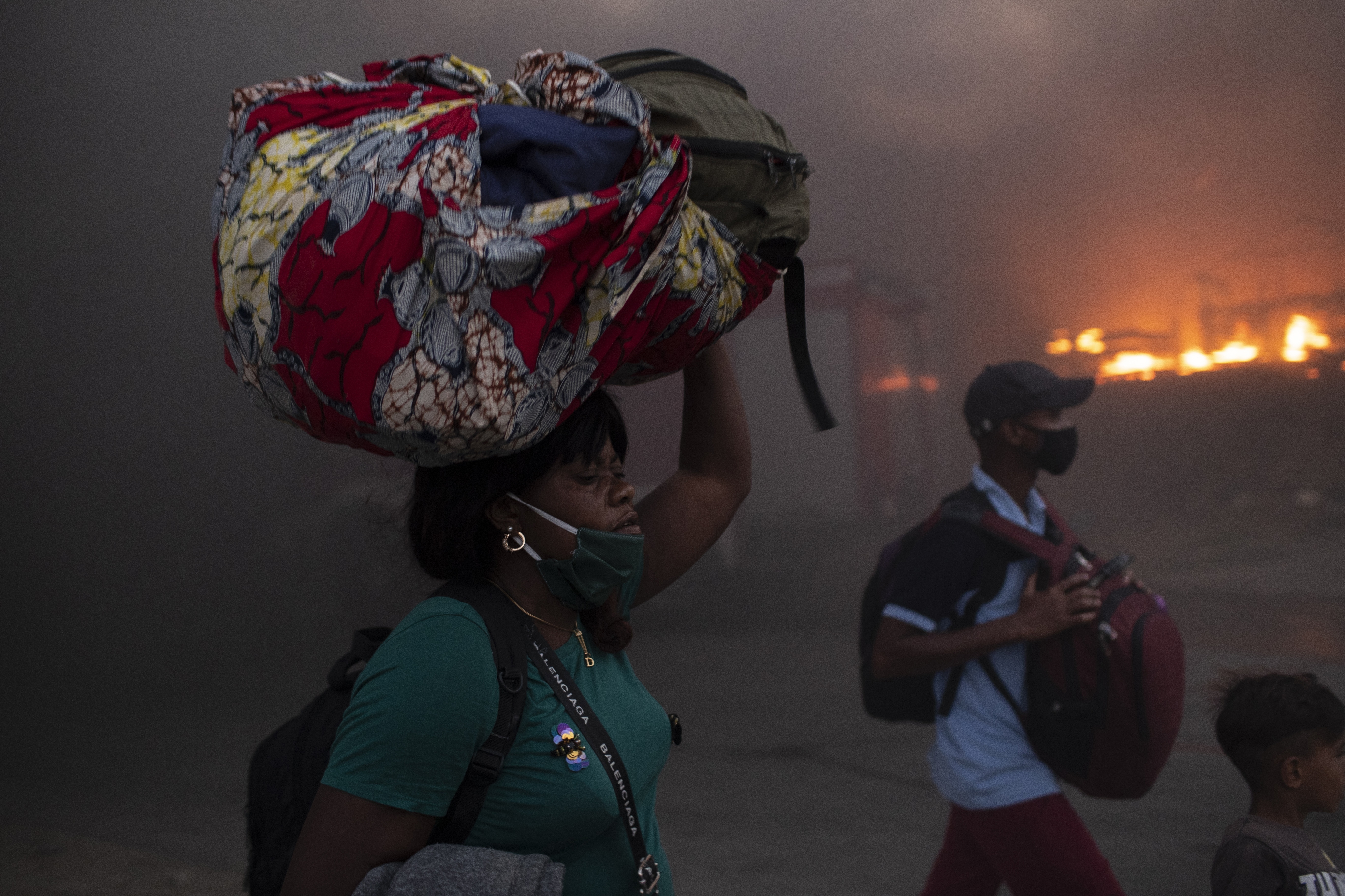 požar, lezbos, migranti, Greece Migrant Camp Blaze