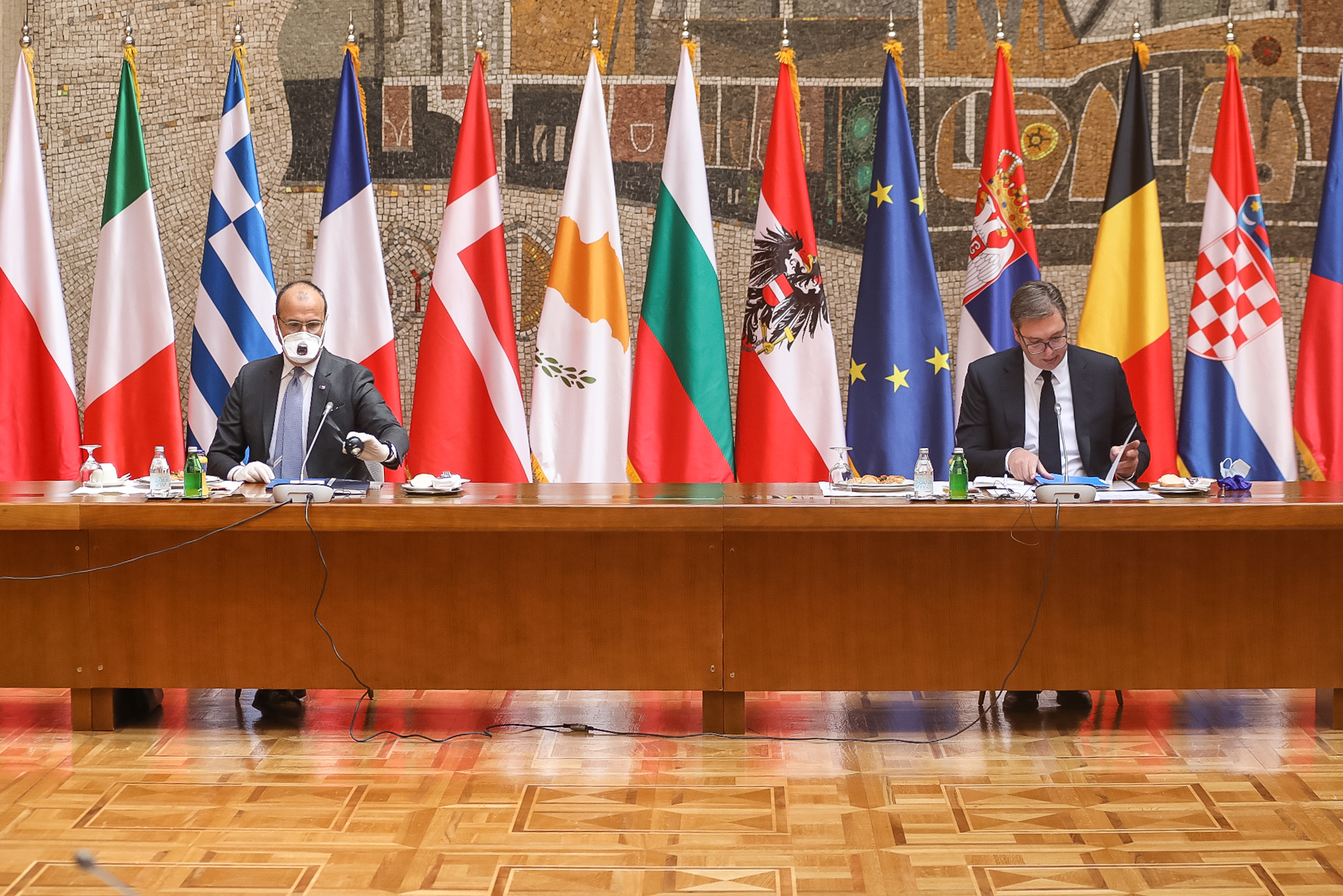 Beograd, 24. aprila 2020. - Sef Delegacije Evropske unije Sem Fabrici i predsednik Republike Srbije Aleksandar Vucic u Palati Srbija. TANJUG/  FOTO EU / DANILO POLOVINA / an