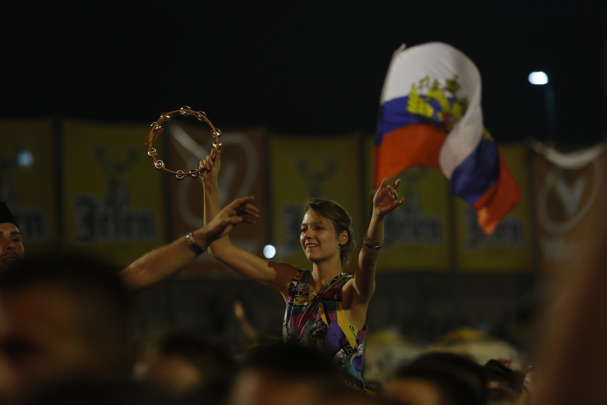 Guca 09.08.2015. 55. Dragacevski sabor trubaca u Guci, mladi, veselje, publika, devojka, daire, srpska zastava, atmosfera foto Zoran Loncarevic