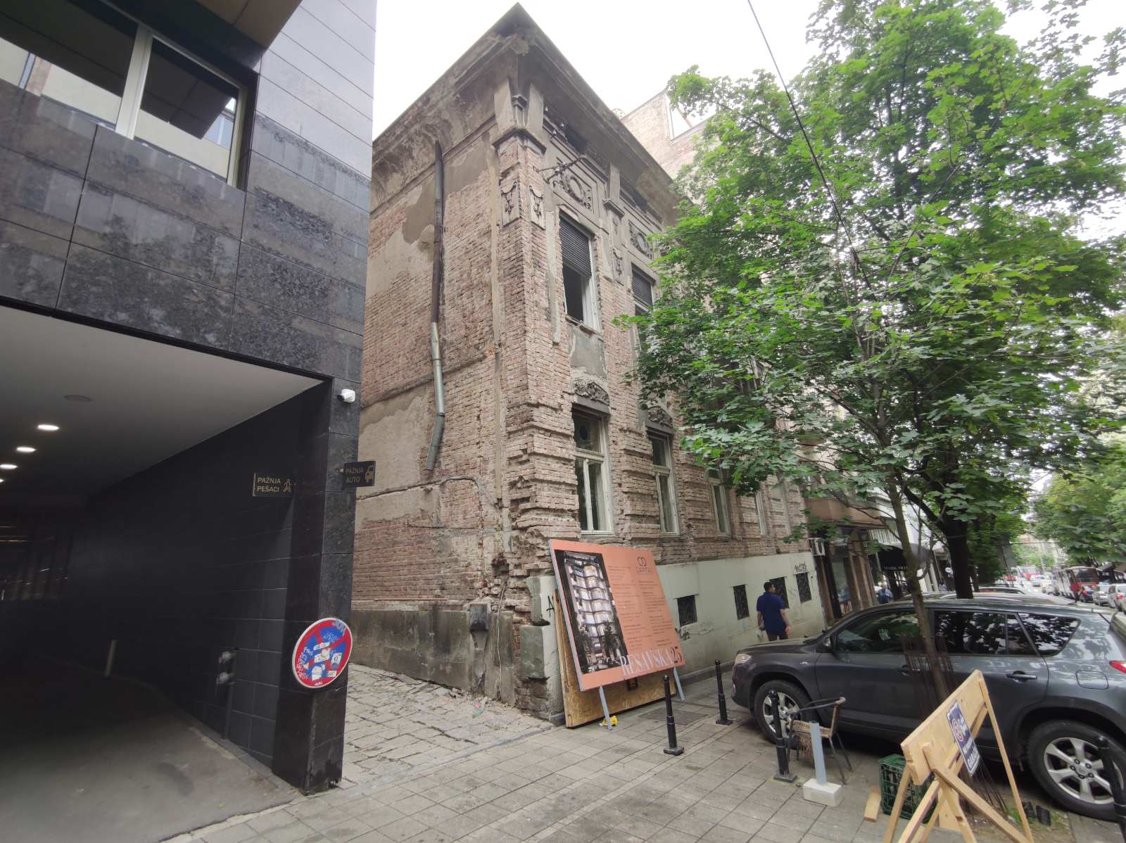 Rusenje zgrade u resavskoj 25. Zakonom zasticena zgrada, a navodno se prica da je Vesic umesan. Kuća Pere Velimirovića, inžinjera i ministra gradjevine