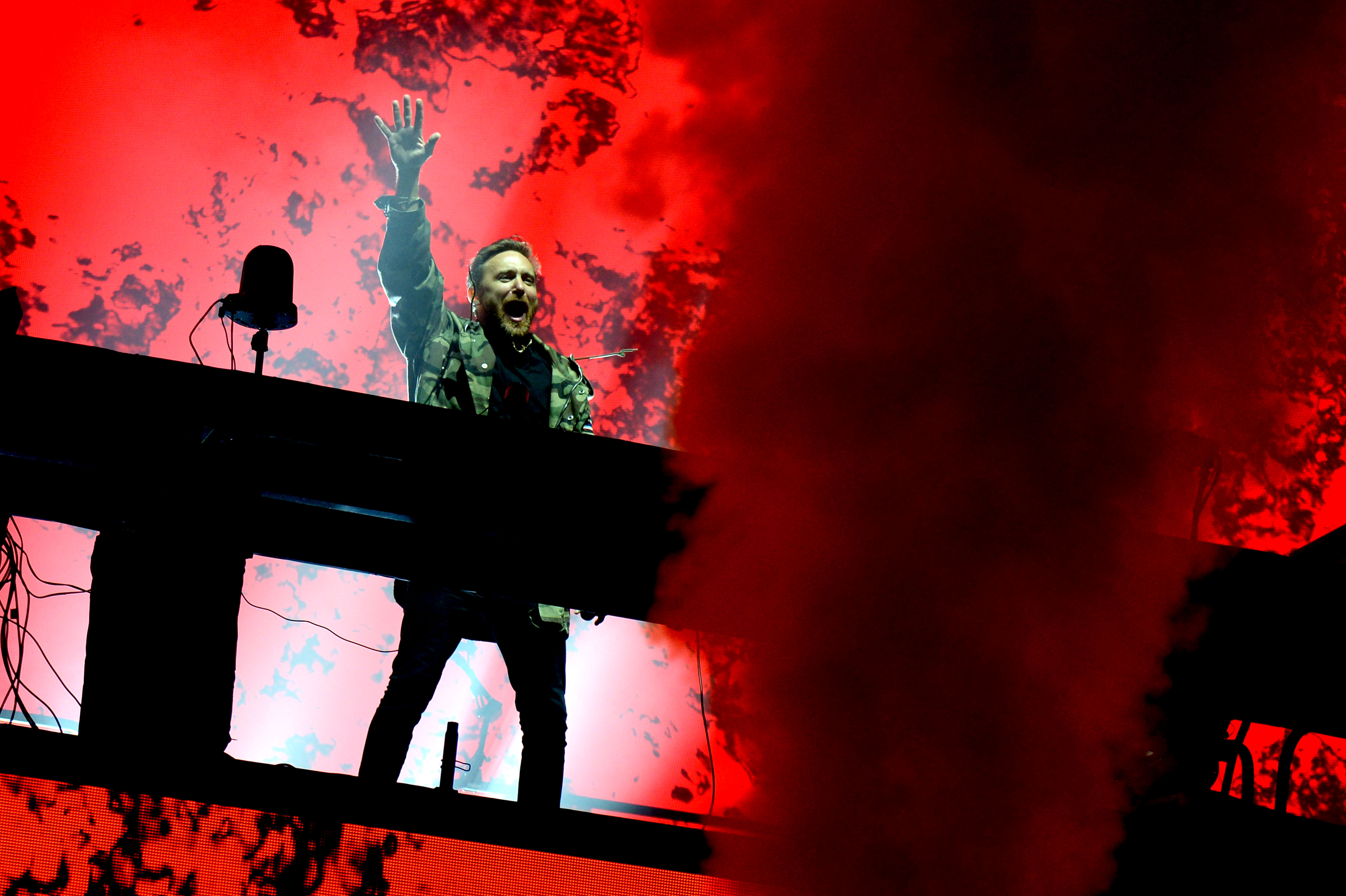 Dejvid Geta epa07730412 French DJ David Guetta performs during Les Vieilles Charrues Festival in Carhaix, France, 20 July 2019. The music festival runs from 18 July to 21 July 2019.  EPA-EFE/HUGO MARIE
