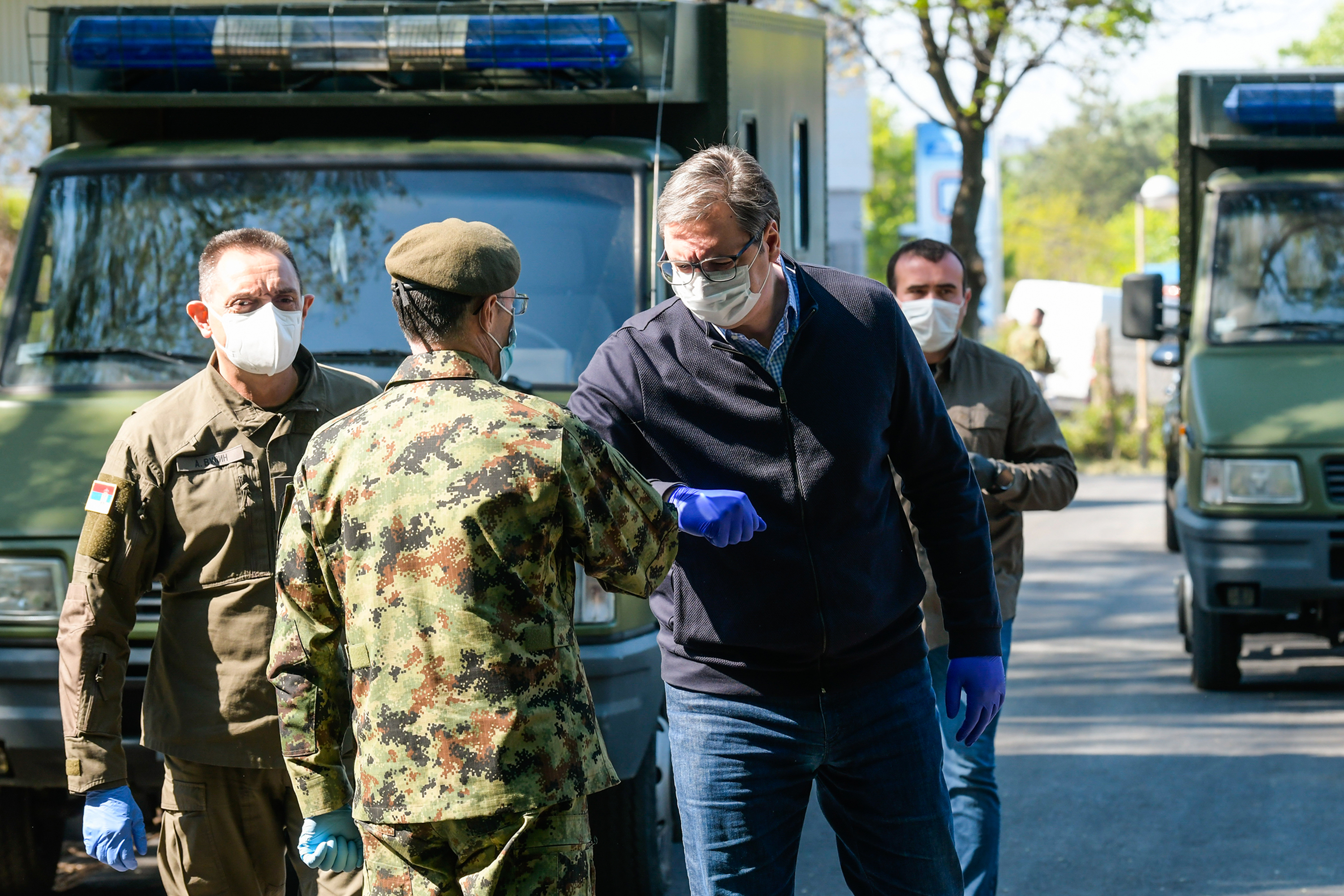 Aleksandar Vulin, Aleksandar Vučić, obilazak, poseta, pozdravljanje laktom, lakat, VMC Karaburma, Vojnomedicinski centar Karabrurma, koronovairu, kovid bolinica, Covid 19 bolnica Foto: Goran Srdanov/Nova.rs