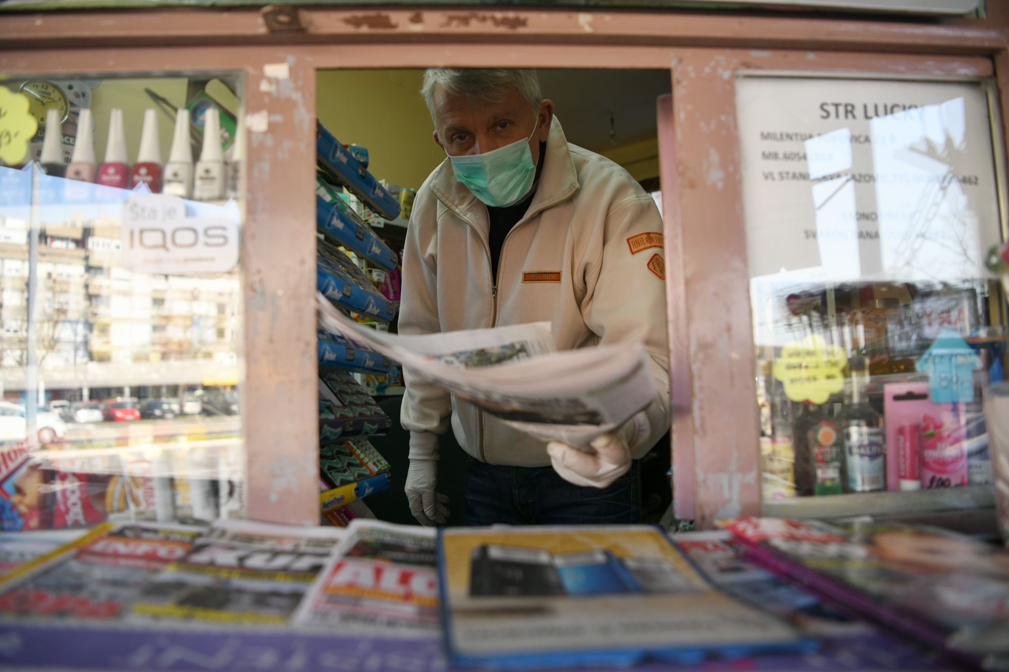 Beograd 20.03.2020. Korona virus, maska, koronavirus, maske, novine, prodavac, stampa, novina, Foto: Filip Krainčanić/Nova.rs