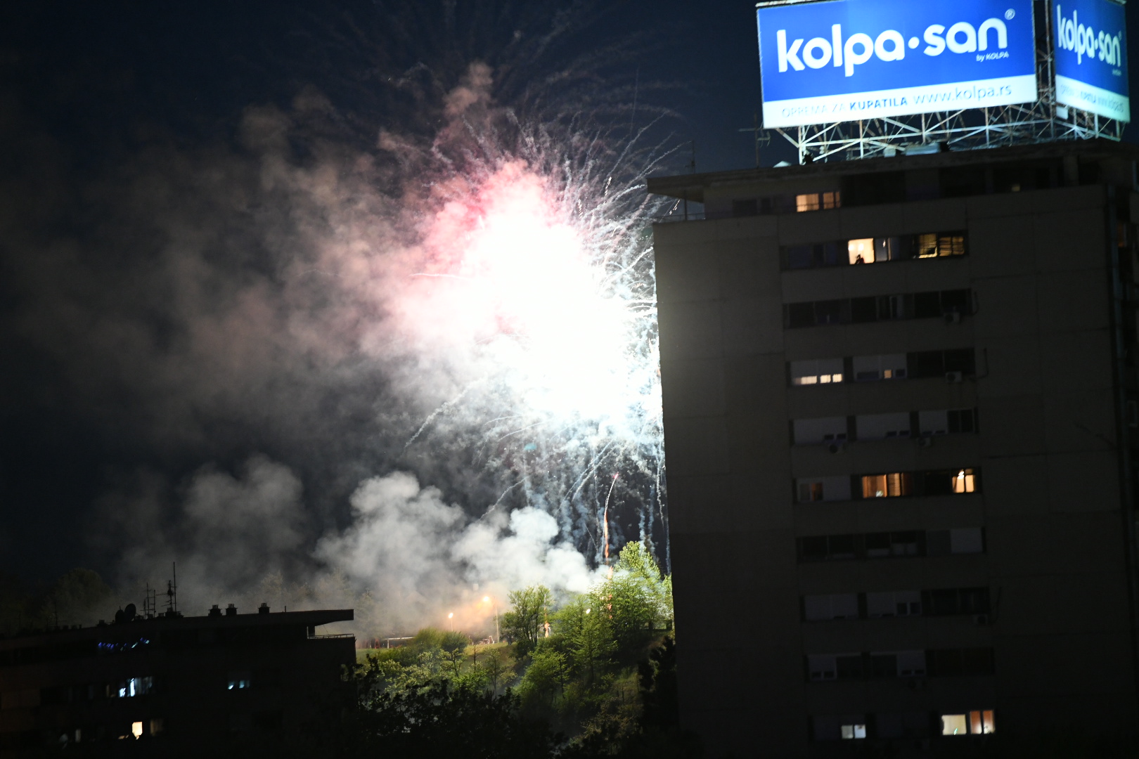 Beograd 30.04.2020. Vatromet, kontraprotest, SNS, Srpka napredna stranka, naprednjaci, Novi Beograd Foto: Vesna Lalić/Nova.rs