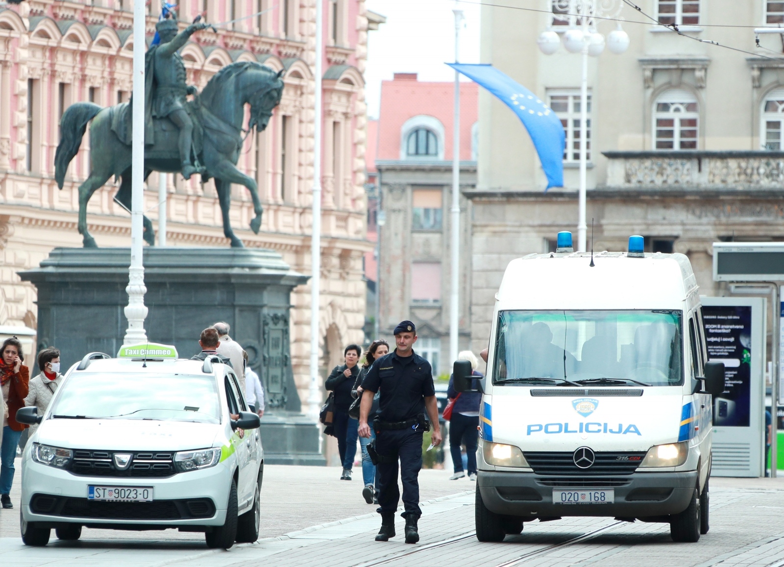 Ilustracija, Zagreb, Trg bana Jelačića
26.05.2020., Zagreb - Trg bana Josipa Jelacica. Policijski sluzbenik u razgovoru s vozacem taksija. Photo: Sanjin Strukic/PIXSELL