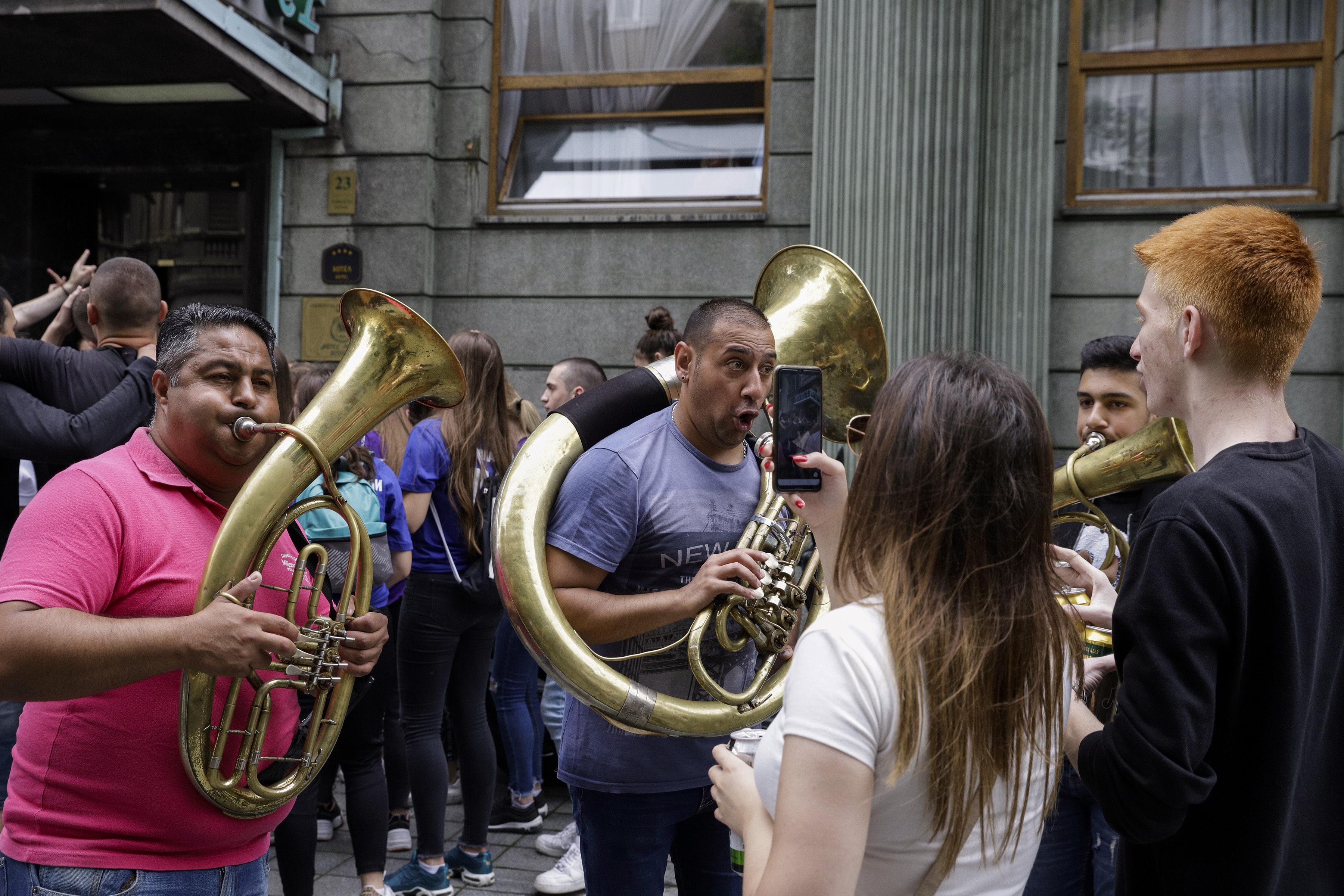 Beograd, 18. juna 2020. - Beogradski maturanti okupili su se danas i tradicionalno proslavili kraj skolovanja.  FOTO TANJUG /ANDRIJA VUKELIC / an