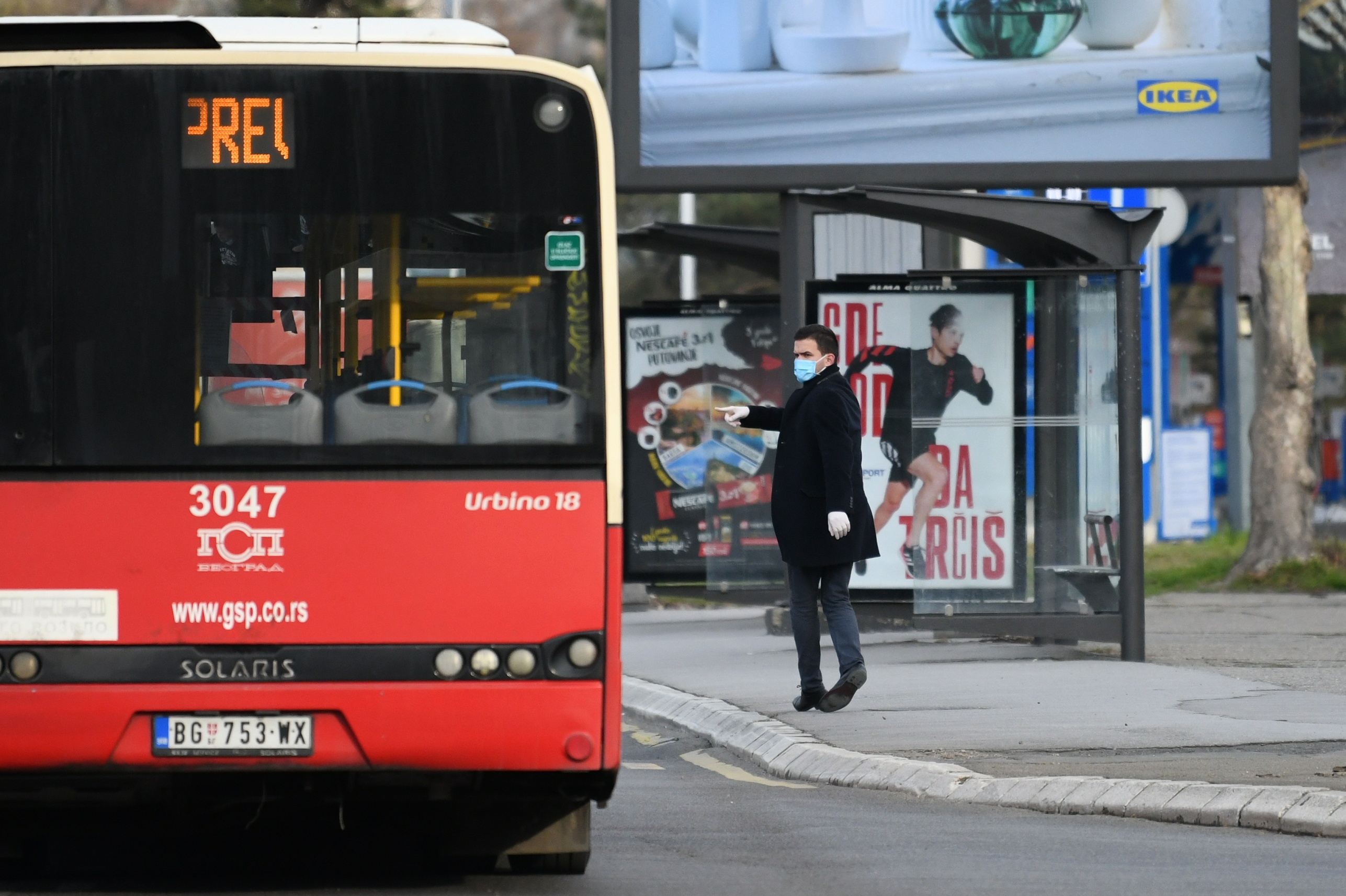 Beograd 31.03.2020. Policijski čas prazne ulice, poslednji autobus mladić pokušava da uhvati trčeći poslednje prevozno sredstvo, gradski autous koronavirus Foto:Vesna Lalić/Nova.rs