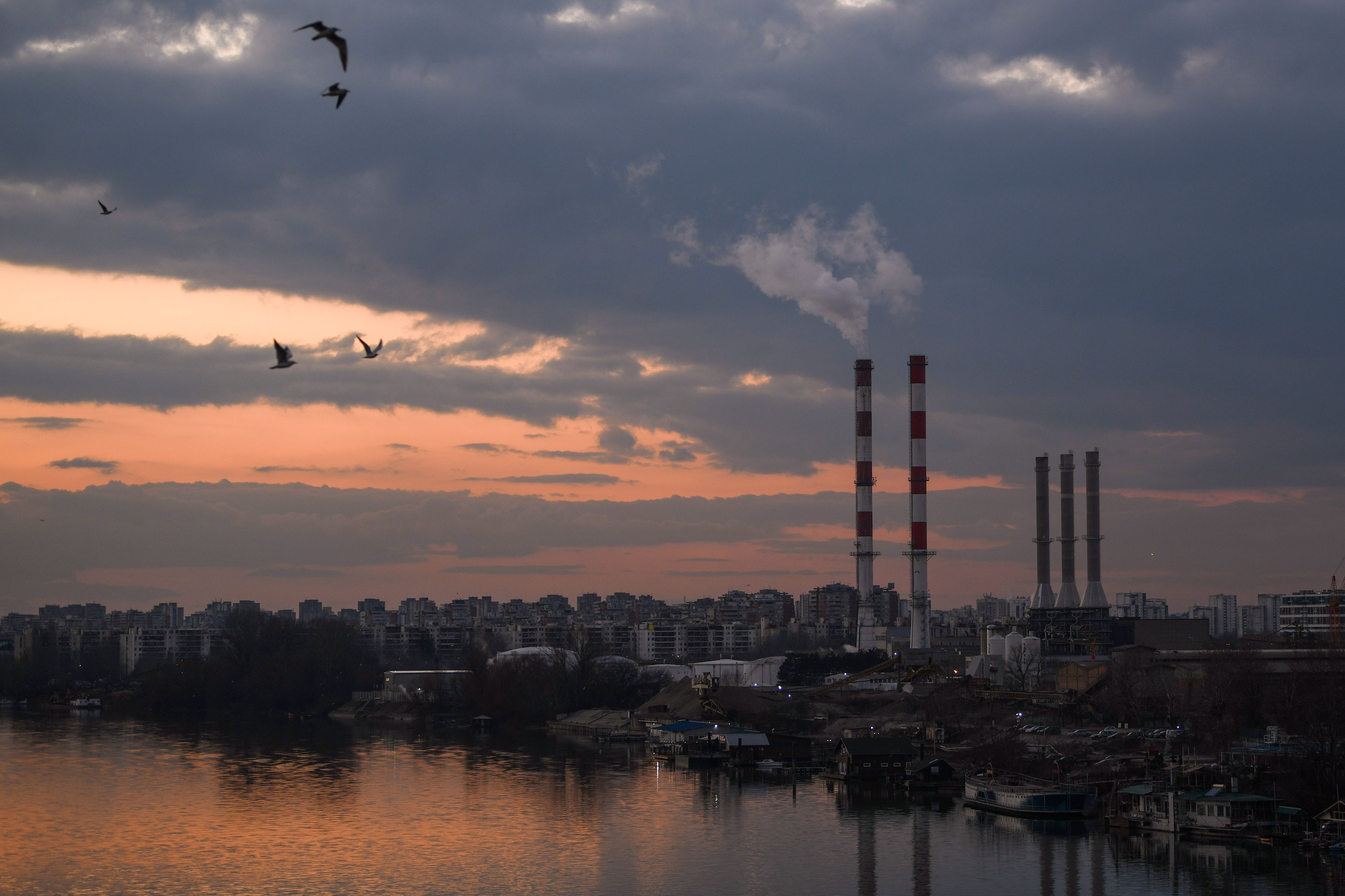 Beograd 20.02.2020. Toplana na Novom Beogradu. Dimnjaci, dimnjak, dim, toplana, Novi Beograd, blokovi Foto: Filip Krainčanić/Nova.rs