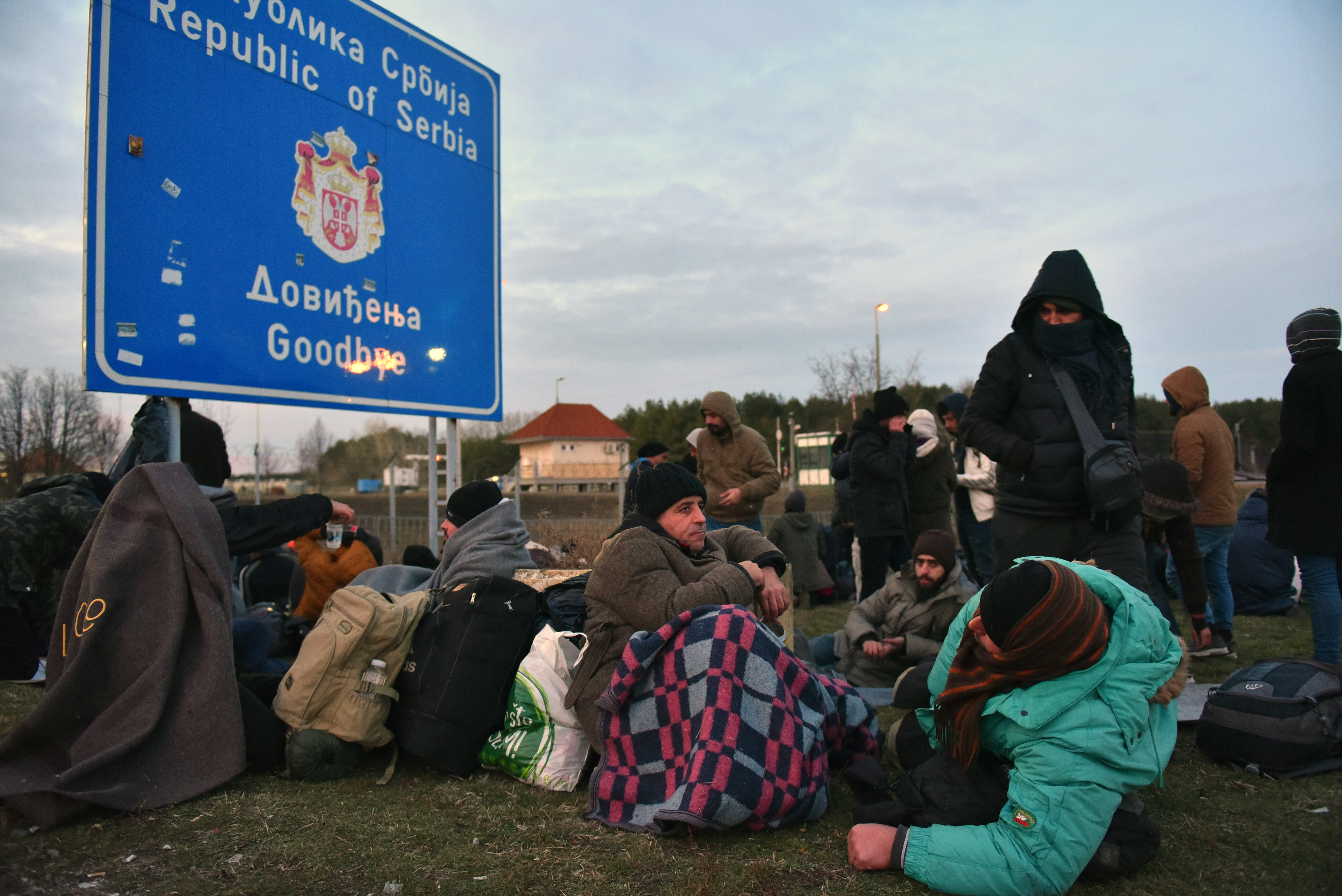 Migrants gather at Serbian-Hungarian border