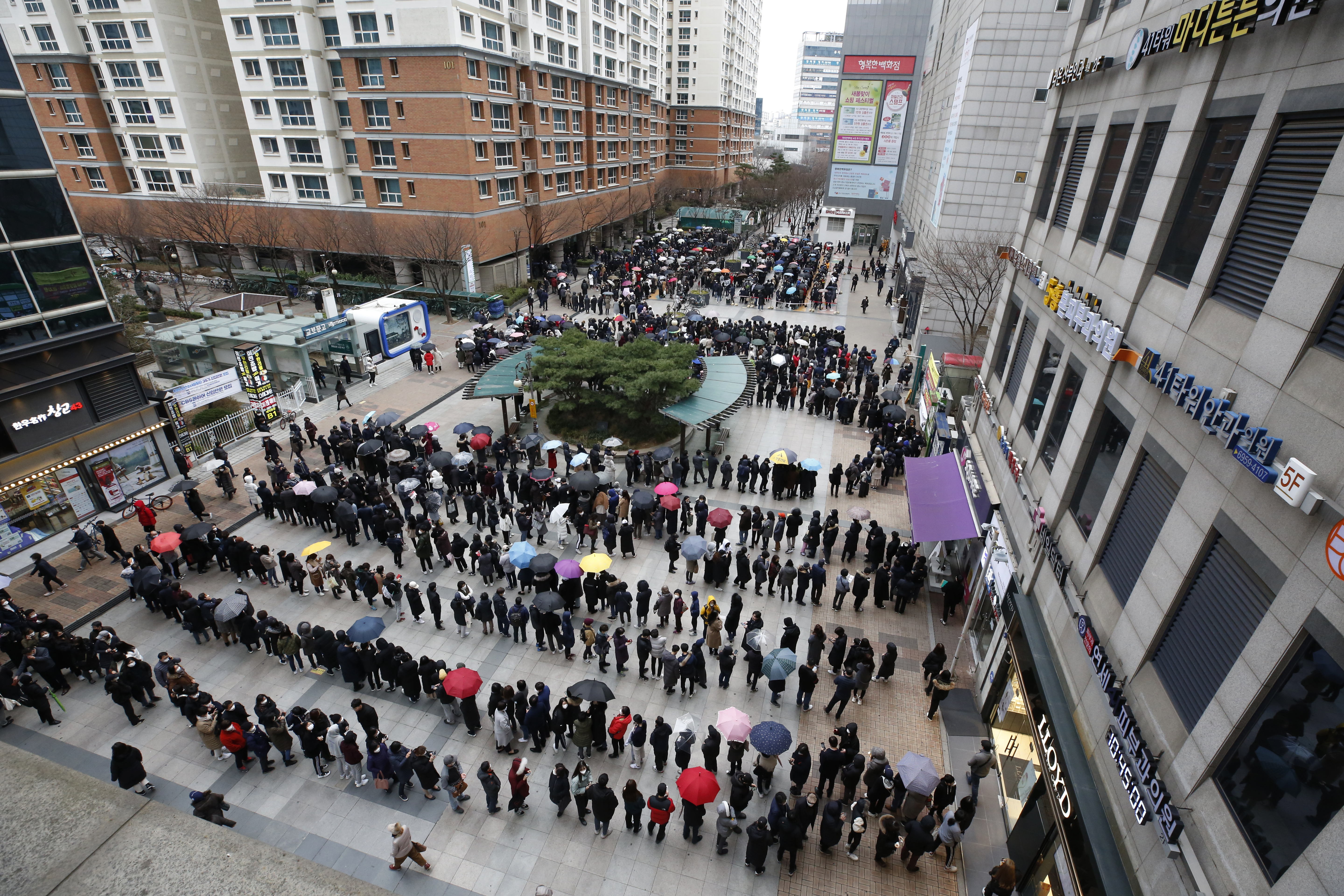 Seul, 28.02.2020. Koronavirus, Coronavirus, maske, zaštitne maske, kupovina zaštitnih maski, maska, ljudi stoje u redu da kupe zaštitne maske Foto: EPA-EFE/JEON HEON-KYUN