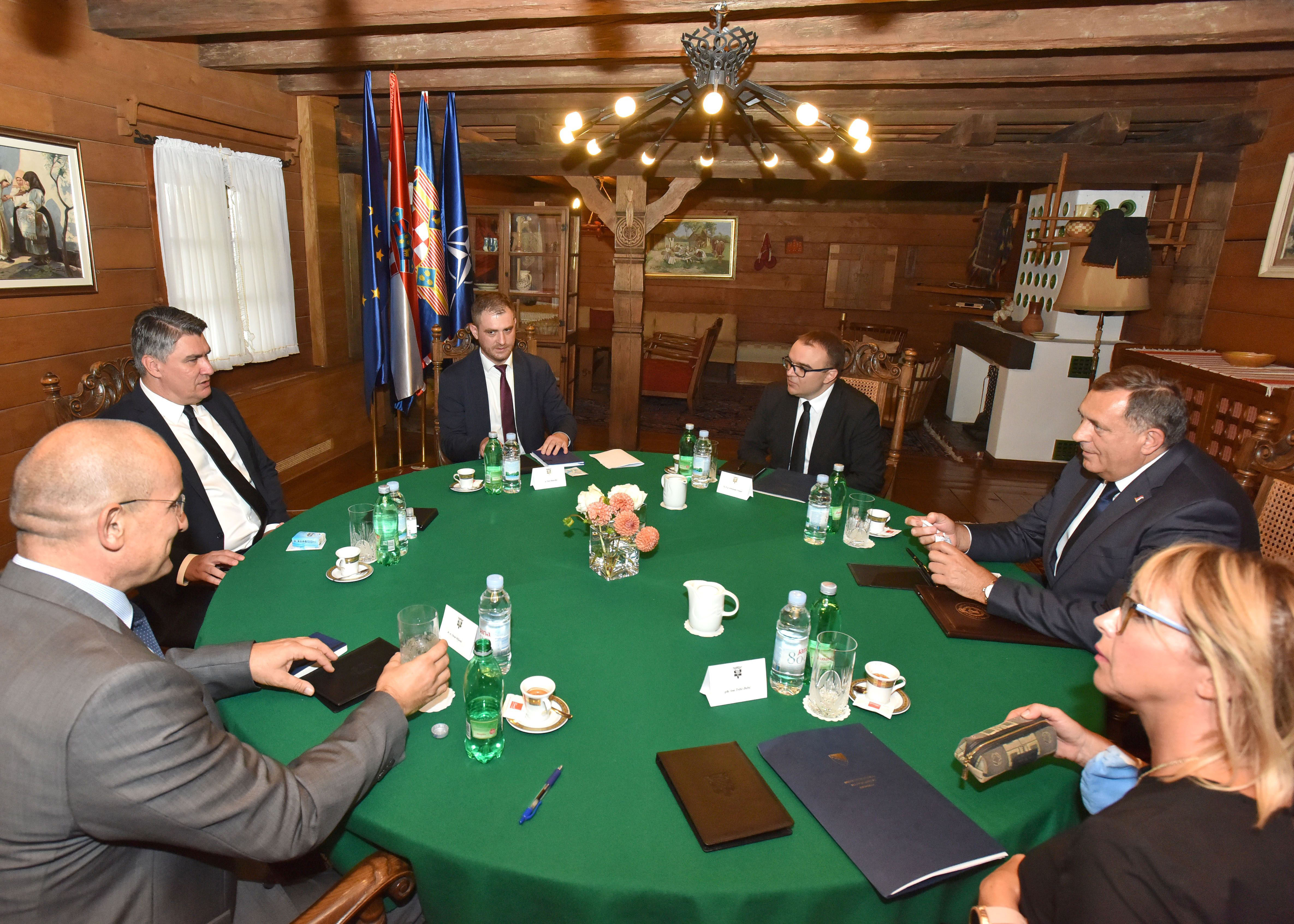 Zagreb, 16. septembra 2020.-Predsednik Hrvatske Zoran Milanovic sastao se danas sa Miloradom Dodikom, clanom Predsednistva BiH iz redova srpskog naroda, koji je u Zagreb dosao na poziv hrvatskog predsednika.
FOTO HINA/ KABINET PREDSEDNIKA/ MARKO BELJAN/NR