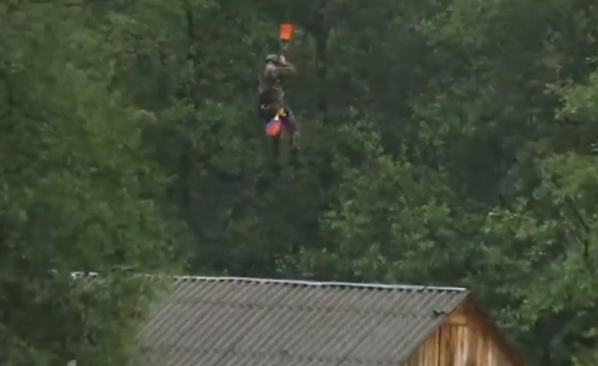 Snimak akcije vatrogasaca u studeničkom kraju, traga se za starijim bračnim parom, poplava