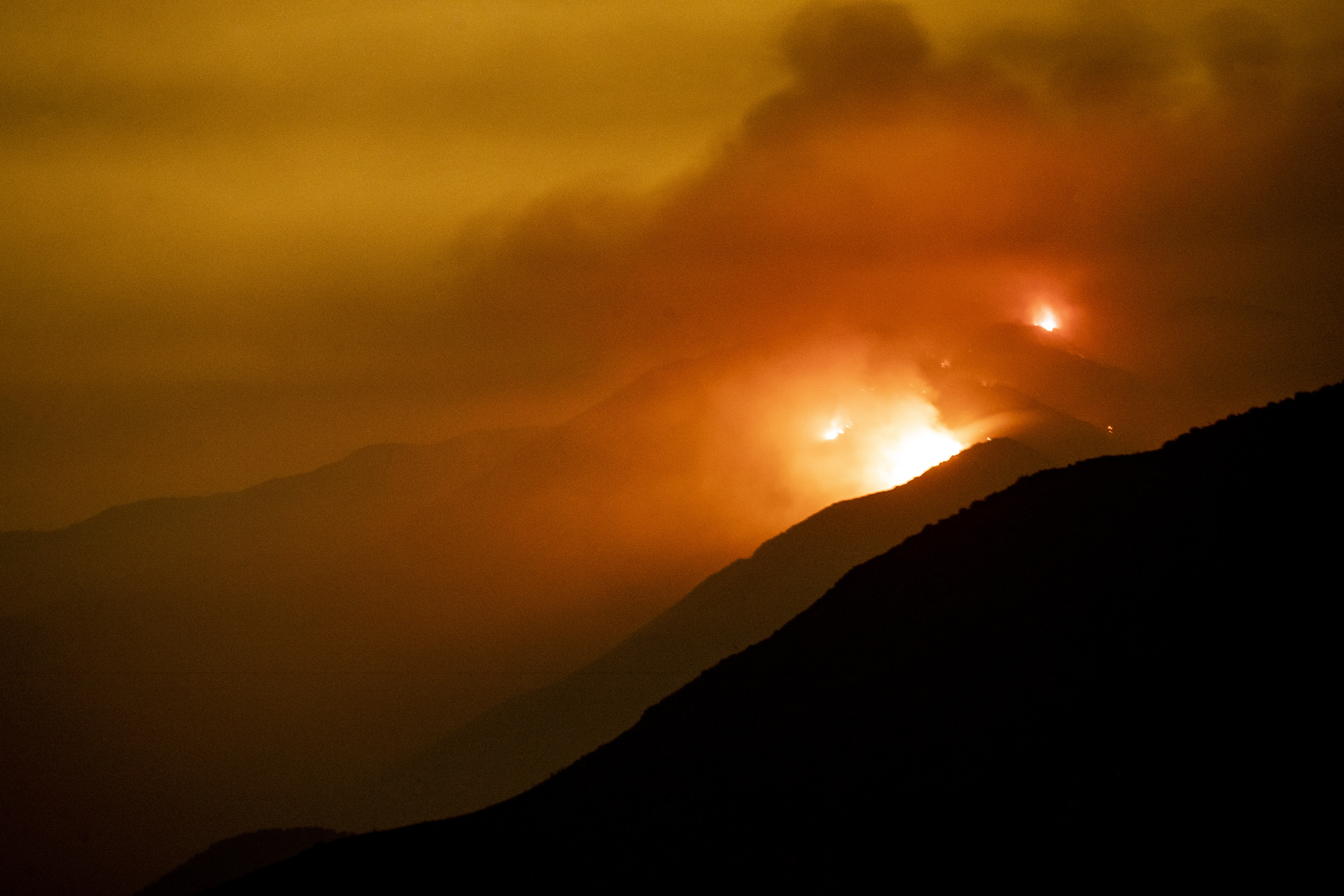epa08675080 The Bobcat fire lights the night sky as it continues to burn in the Angeles National Forest, California, USA, 16 September 2020. According to reports, the Bobcat fire has burnt over 46,000 acres of forest.  EPA-EFE/ETIENNE LAURENT