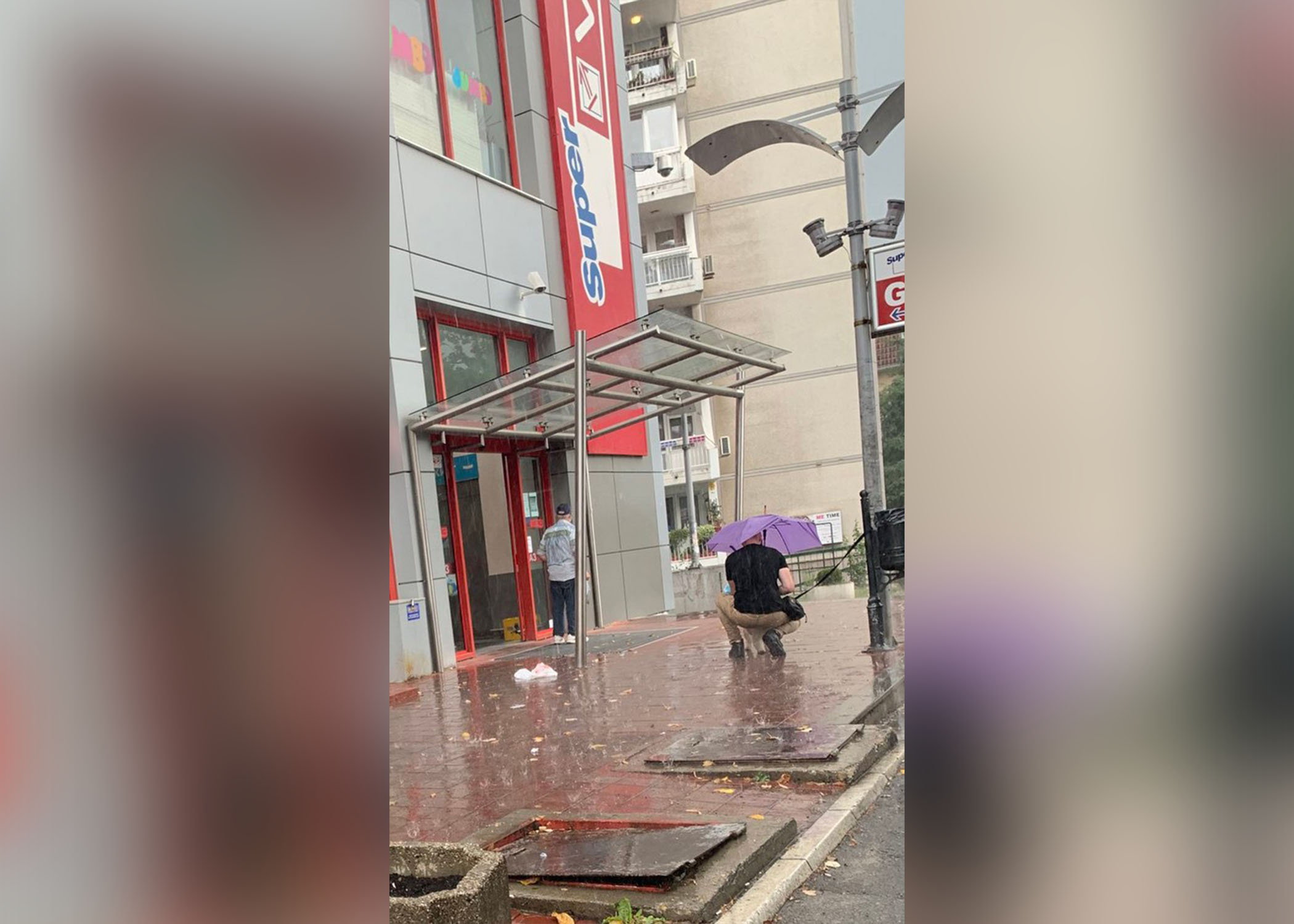 nevreme u beograd, dečko štiti psa