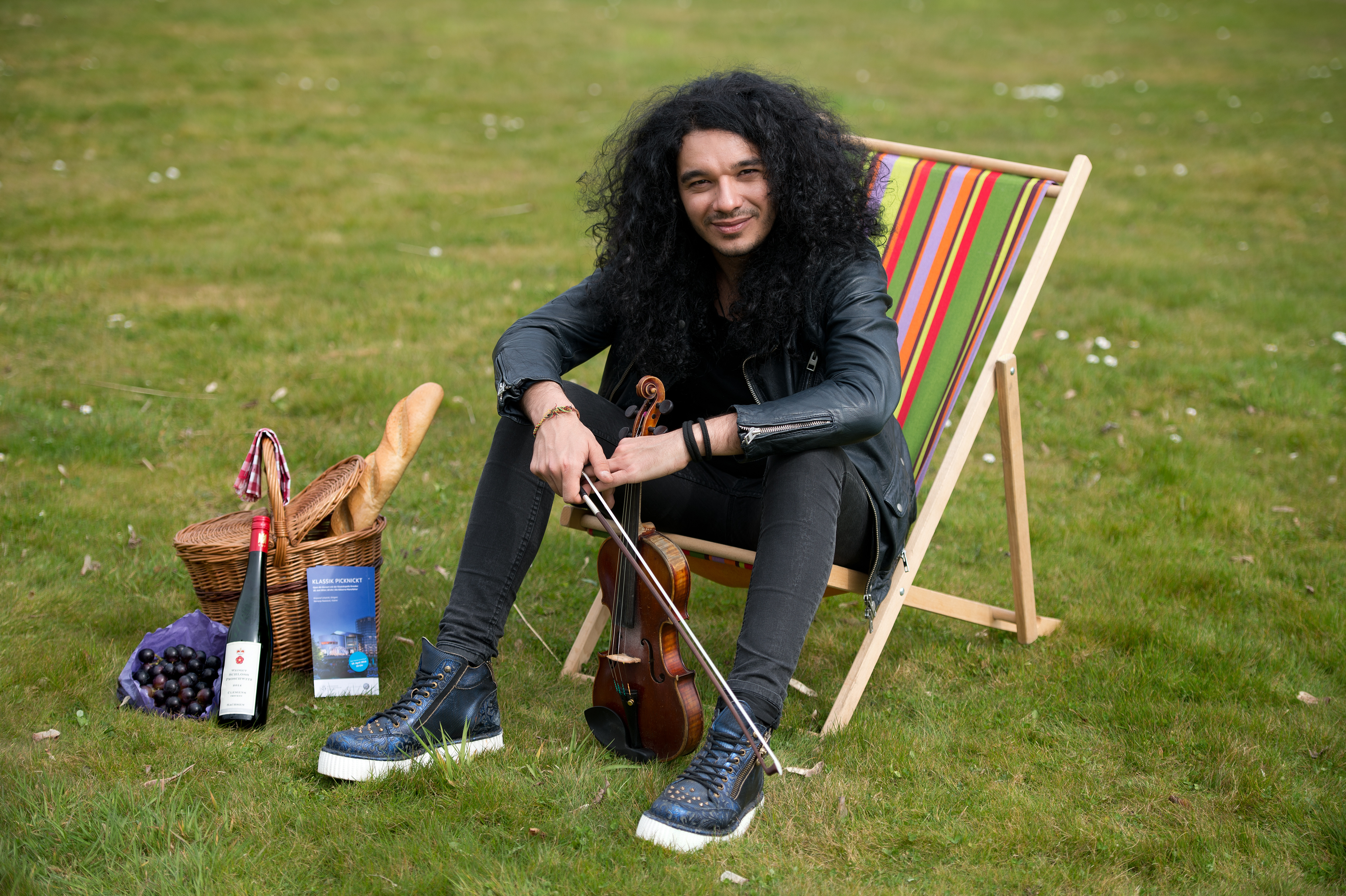 Nemanja Radulović epa05243491 Serbian violinist Nemanja Radulovic in Dresden, Germany, 04 April 2016. Radulovic will perform as a soloist at the 'Klassik picknickt 2016' (Classic picnic) held in Dresden on 18 June.  EPA/ARNO BURGI