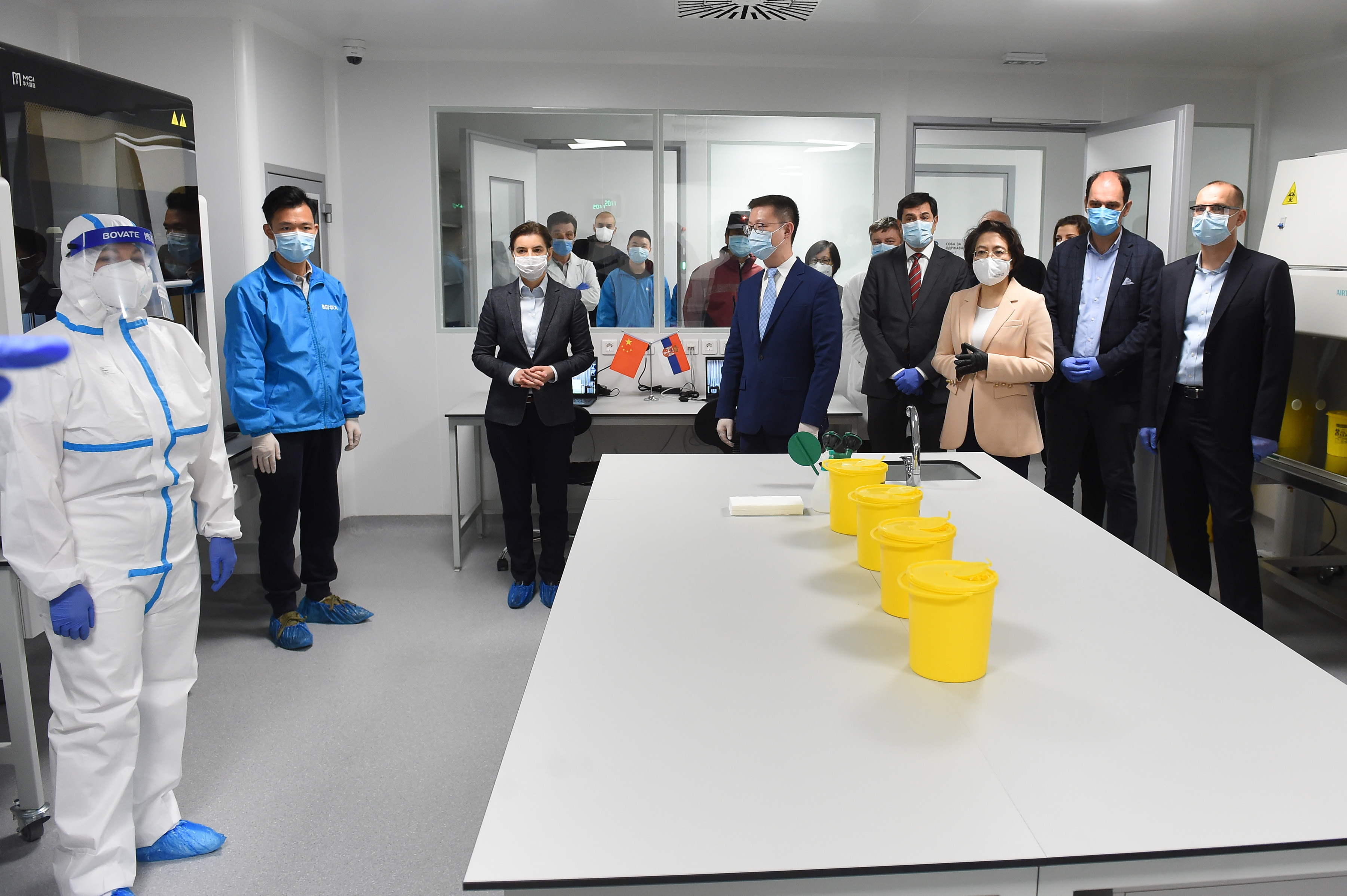 Beograd, 20. aprila 2020. - Predsednica Vlade Srbije Ana Brnabic prisustvovala je otvaranju nove laboratorije "Vatreno oko" na Poliklinici Klinickog centra Srbije. FOTO TANJUG / DRAGAN KUJUNDZIC / an