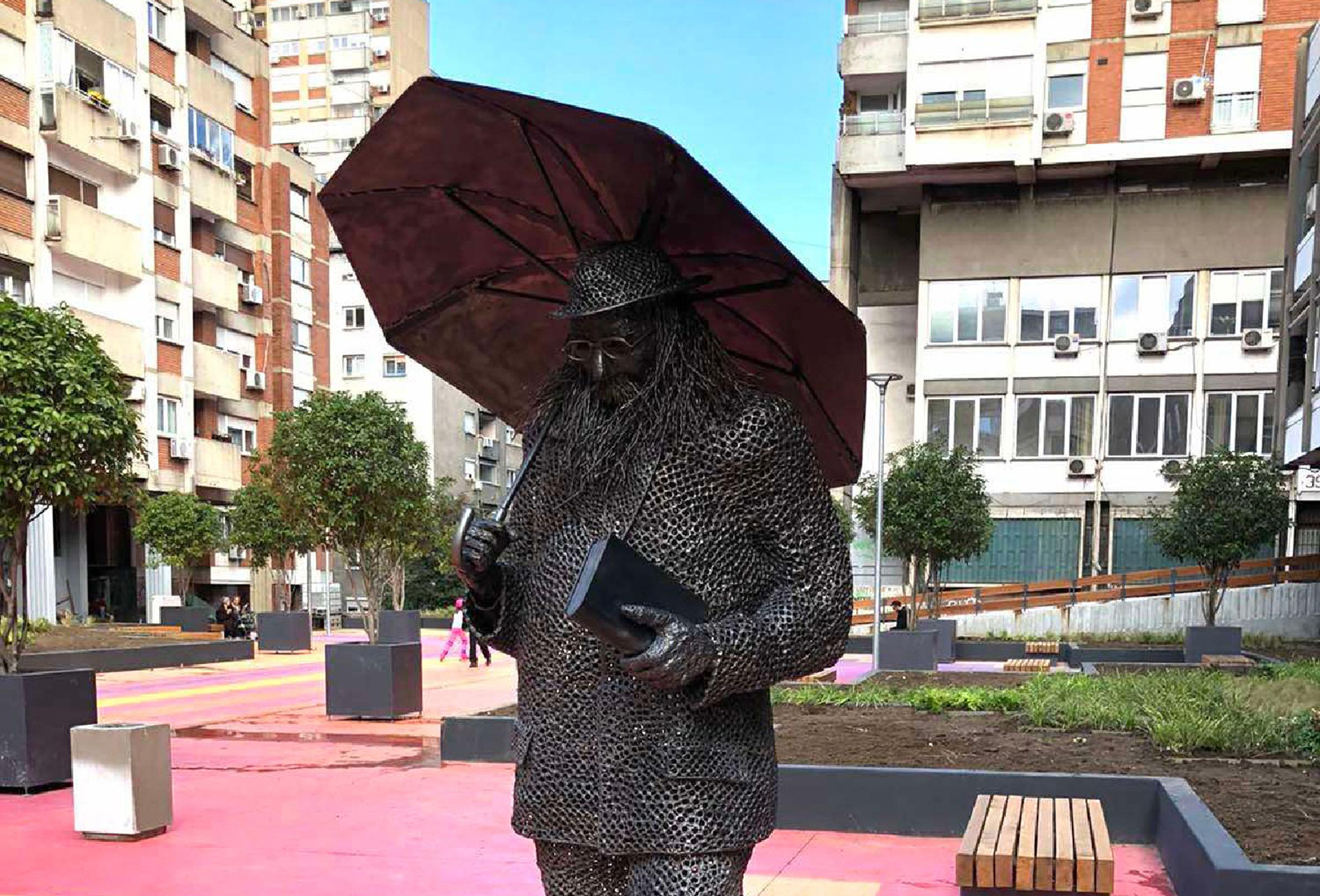 Mesto: Beograd
Datum: Wed Oct 14 18:08:49 CEST 2020
Dogadjaj: DRUŠTVO/KULTURA - skulptura Raši Popovu, književniku i publicisti, danas je postavljena na platou koji nosi njegovo ime u Ulici 27. marta
Izvor: FoNet/Beoinfo