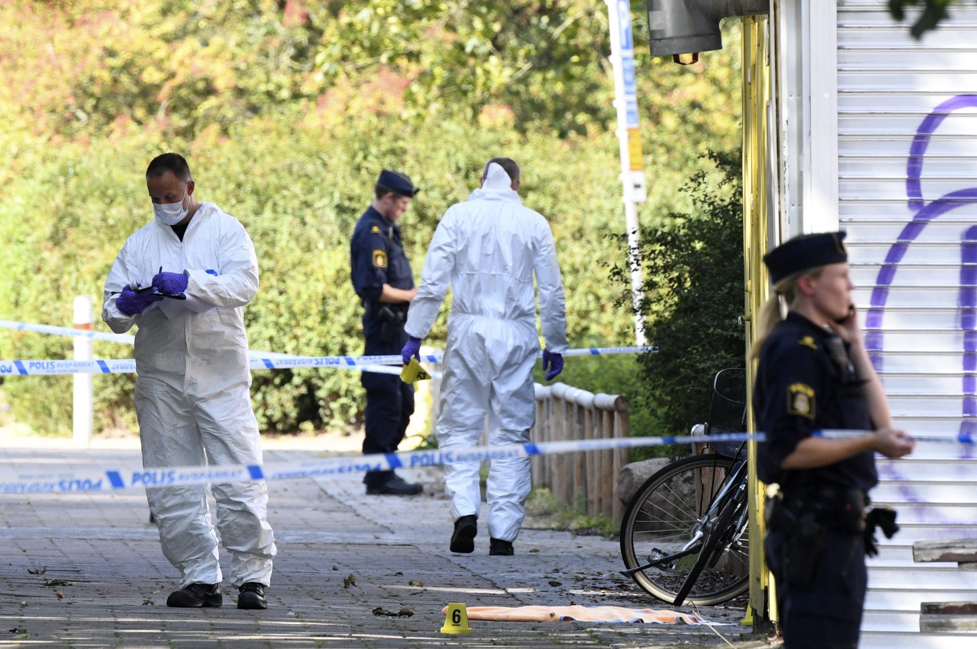 epa07795233 Police and criminal technical investigators walk the crime scene where a woman was shot dead in Ribersborg, Malmo, 26 August 2019.  EPA-EFE/Johan Nilsson  SWEDEN OUT