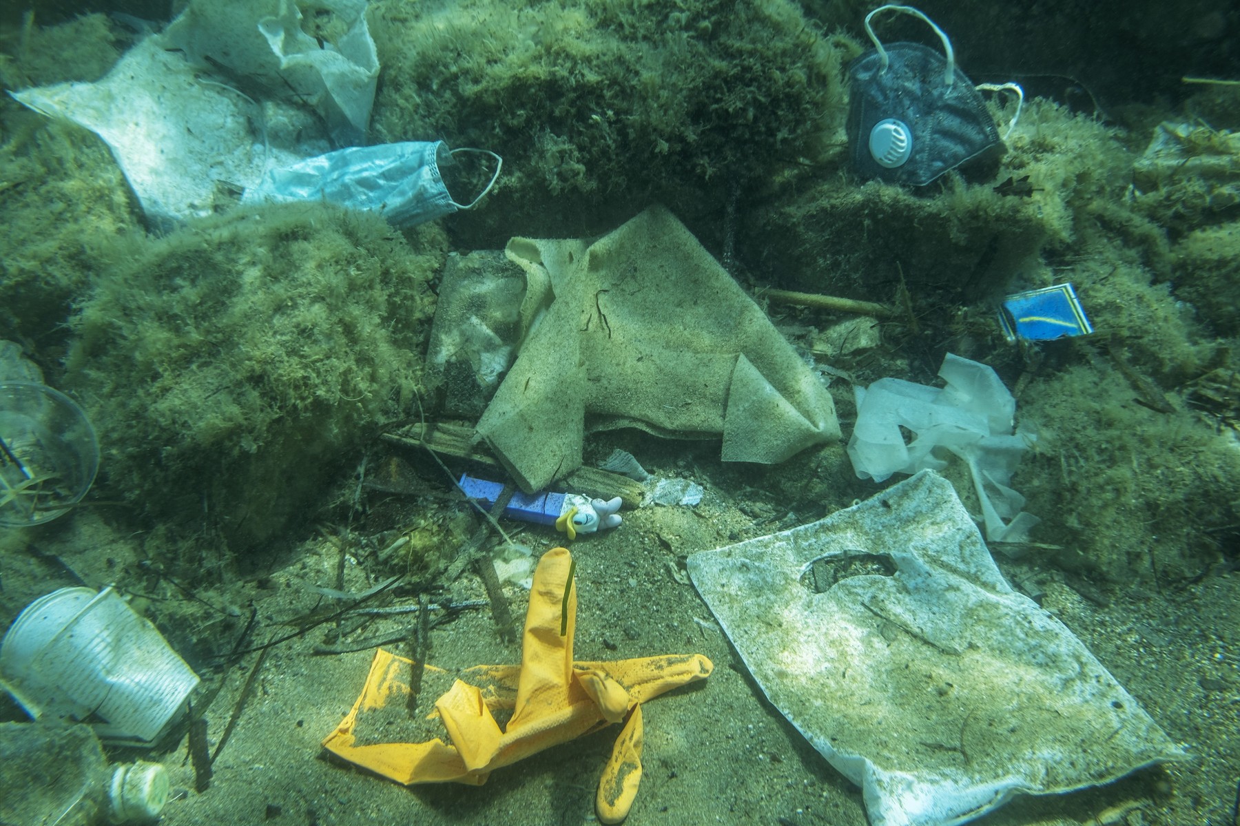 Crna Gora, Smeće, Discarded used medical face mask along with other plastic debris lies on the seabed. Becici, Budva Municipality, Montenegro